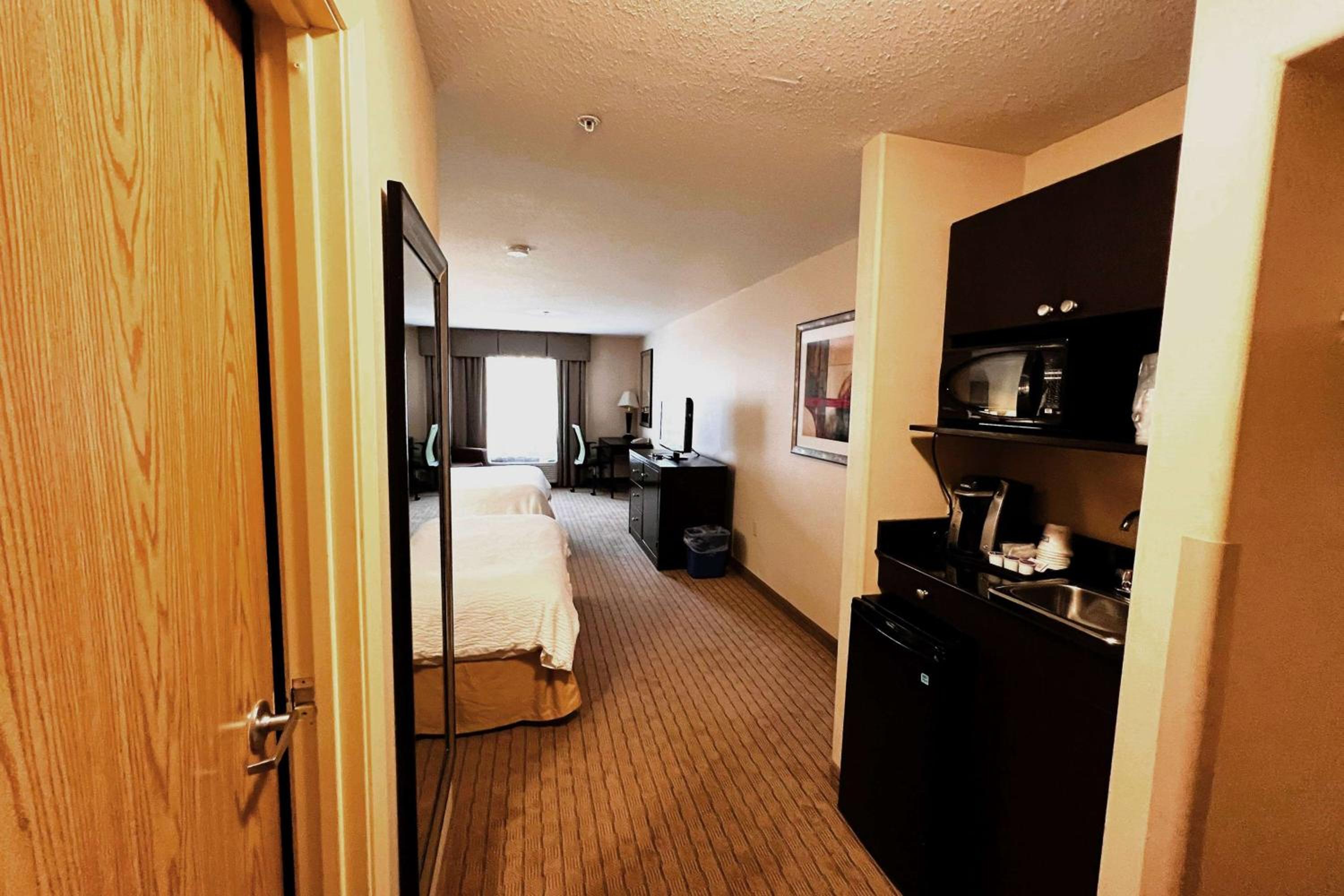 Deluxe Queen Room with Two Queen Beds - Non-Smoking - Photo 2