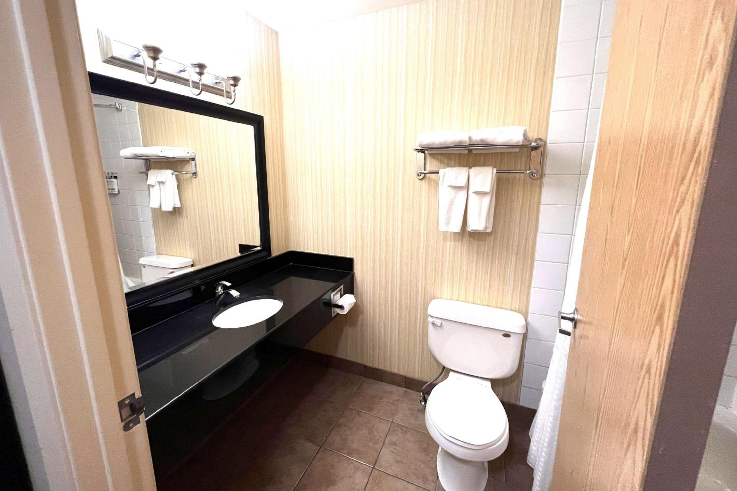 Queen Room with Two Queen Beds - Non-Smoking - Photo 3