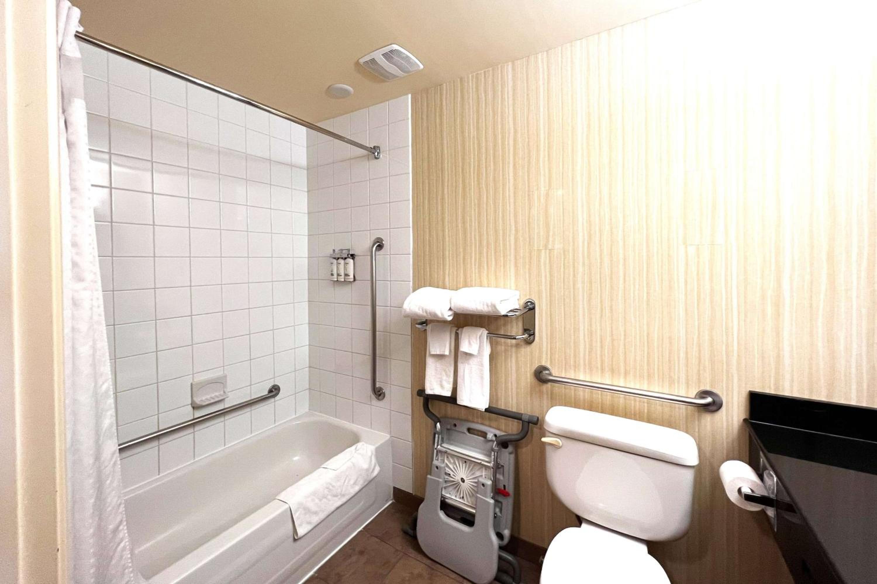 Queen Room with Bathtub w/Grab Bars - Non-Smoking - Photo 4