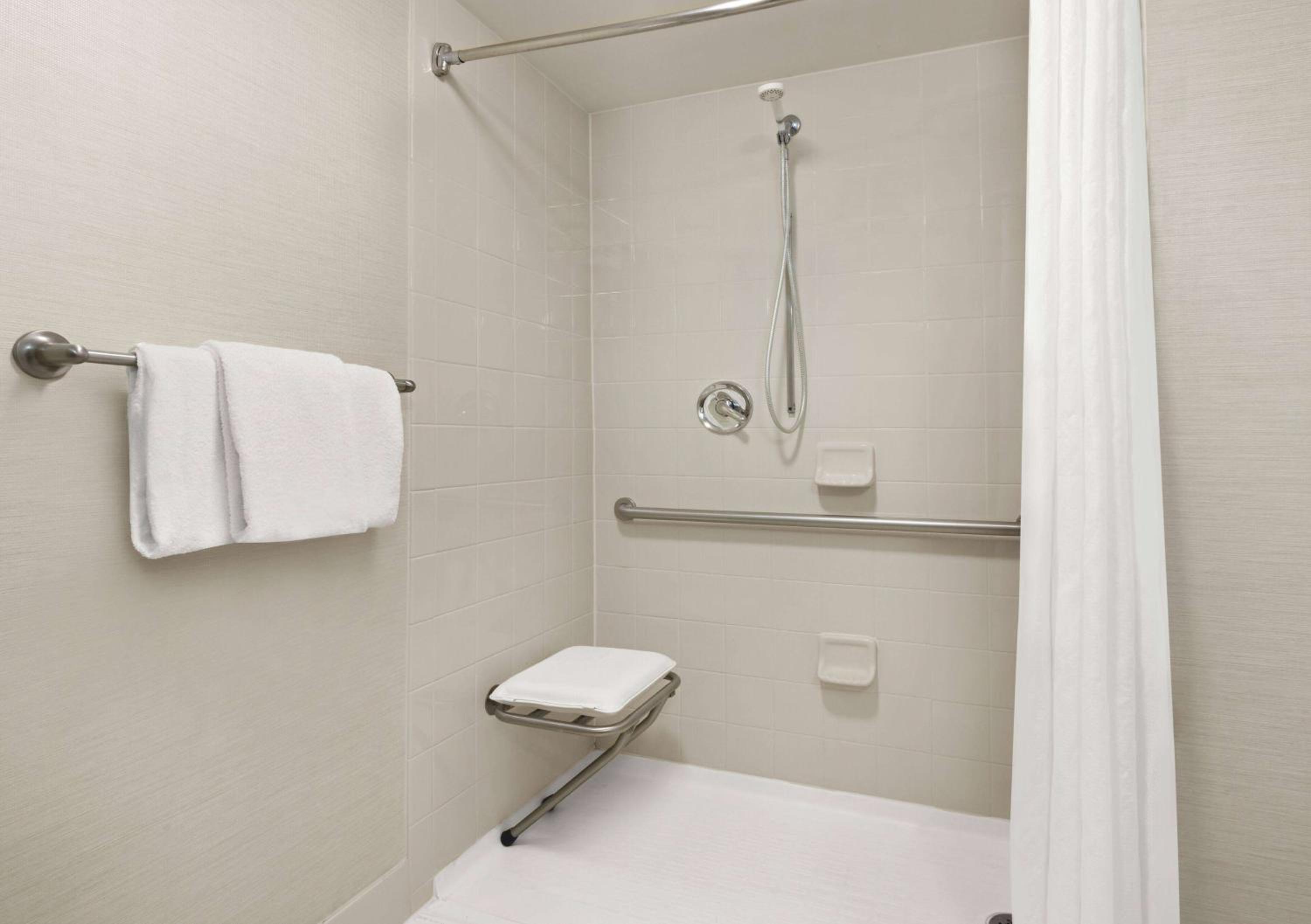 Double Room with Two Double Beds and Roll-in Shower - Mobility Access/Non-Smoking - Photo 7