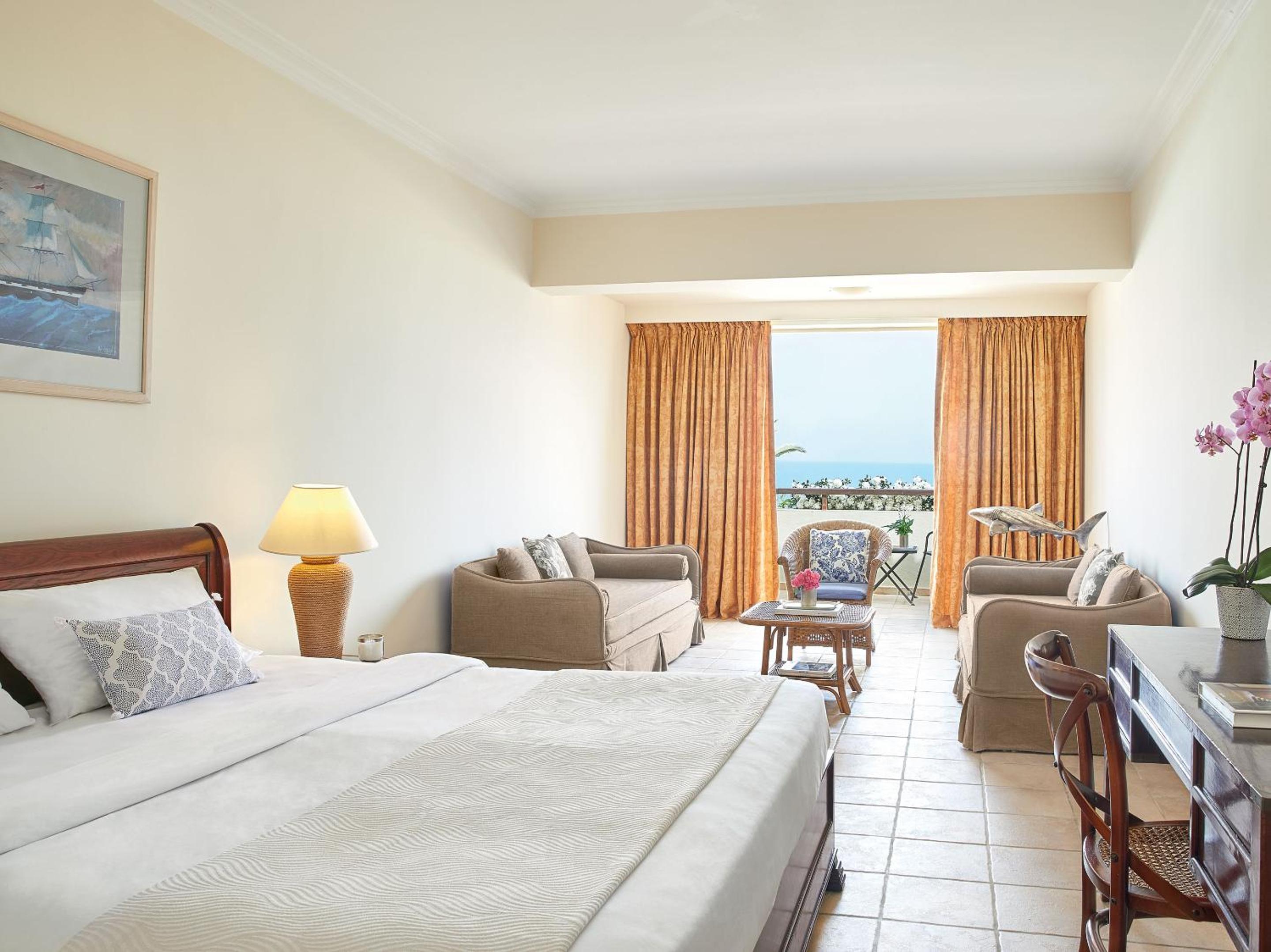 Family Room Open Plan Side Sea View - Photo 1
