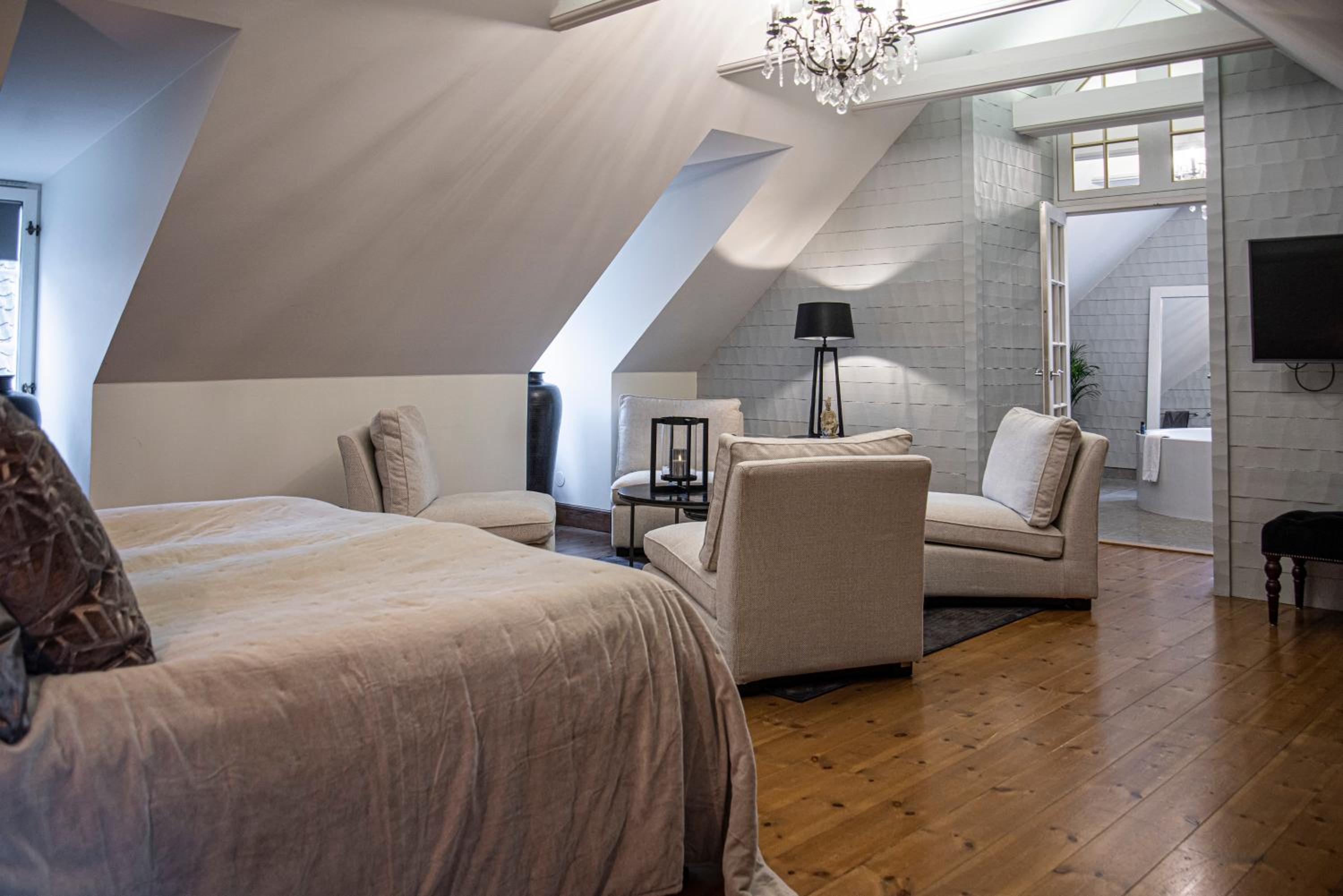 King Suite with Bathtub - Photo 4