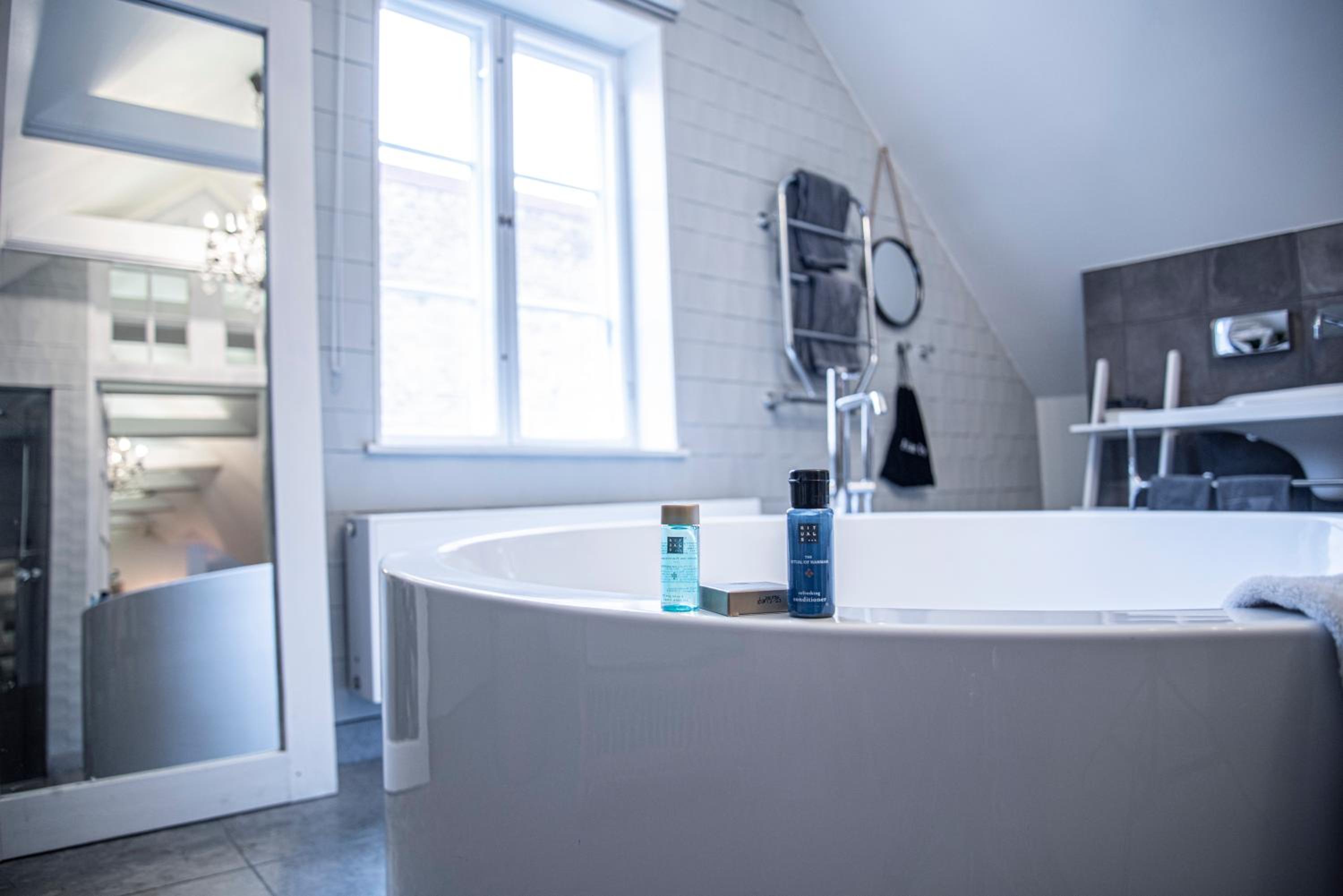 King Suite with Bathtub - Photo 27