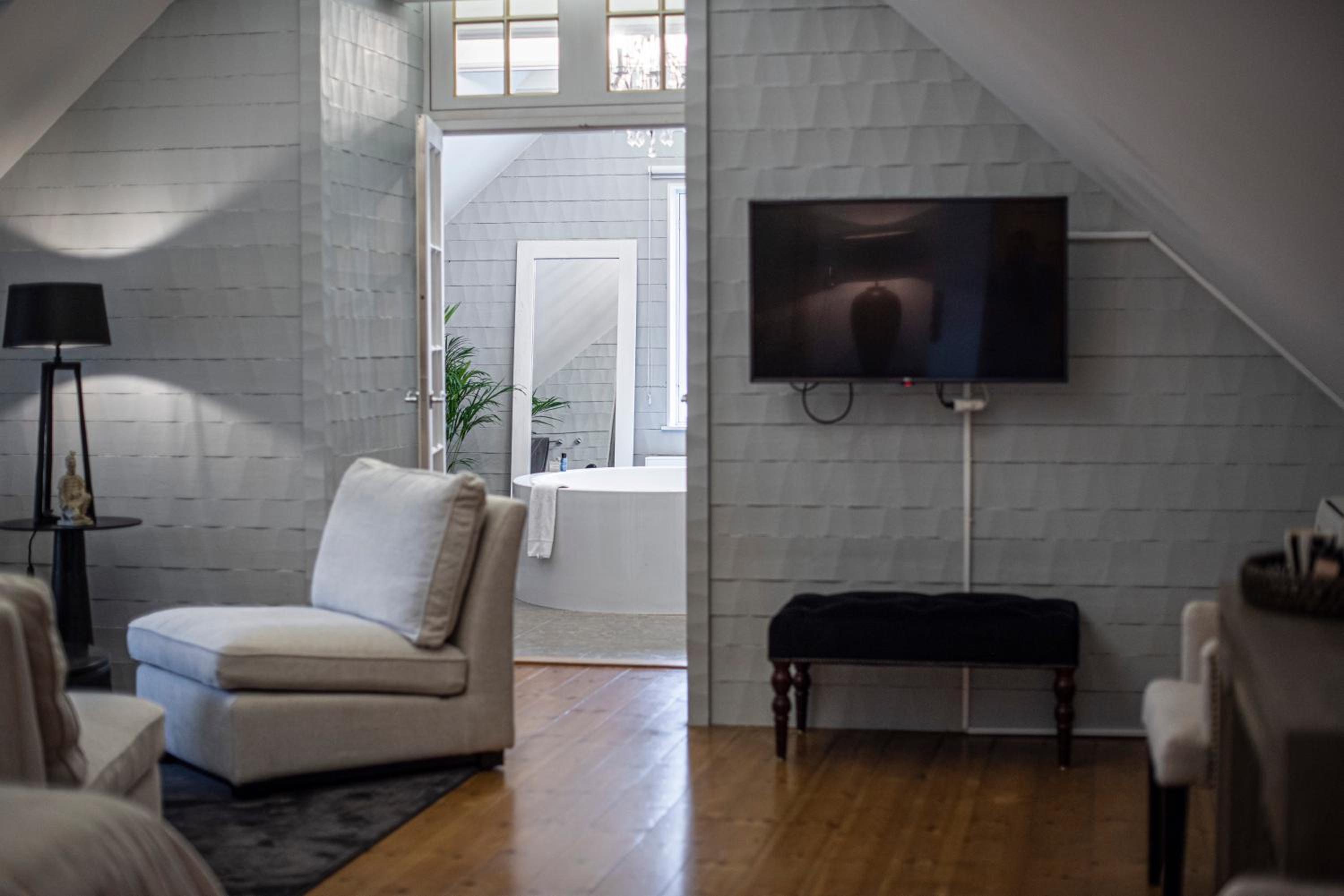 King Suite with Bathtub - Photo 7