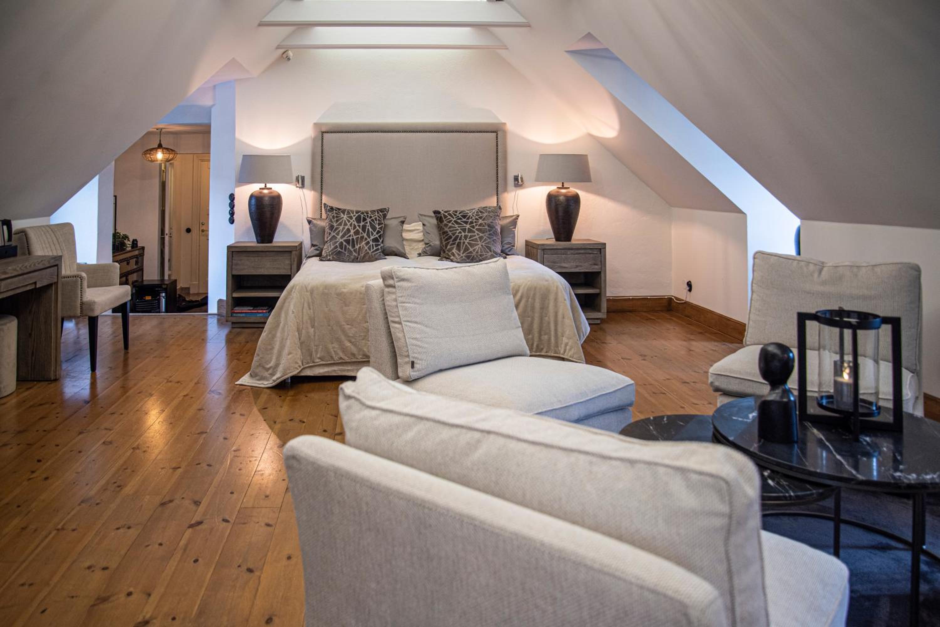 King Suite with Bathtub - Photo 9