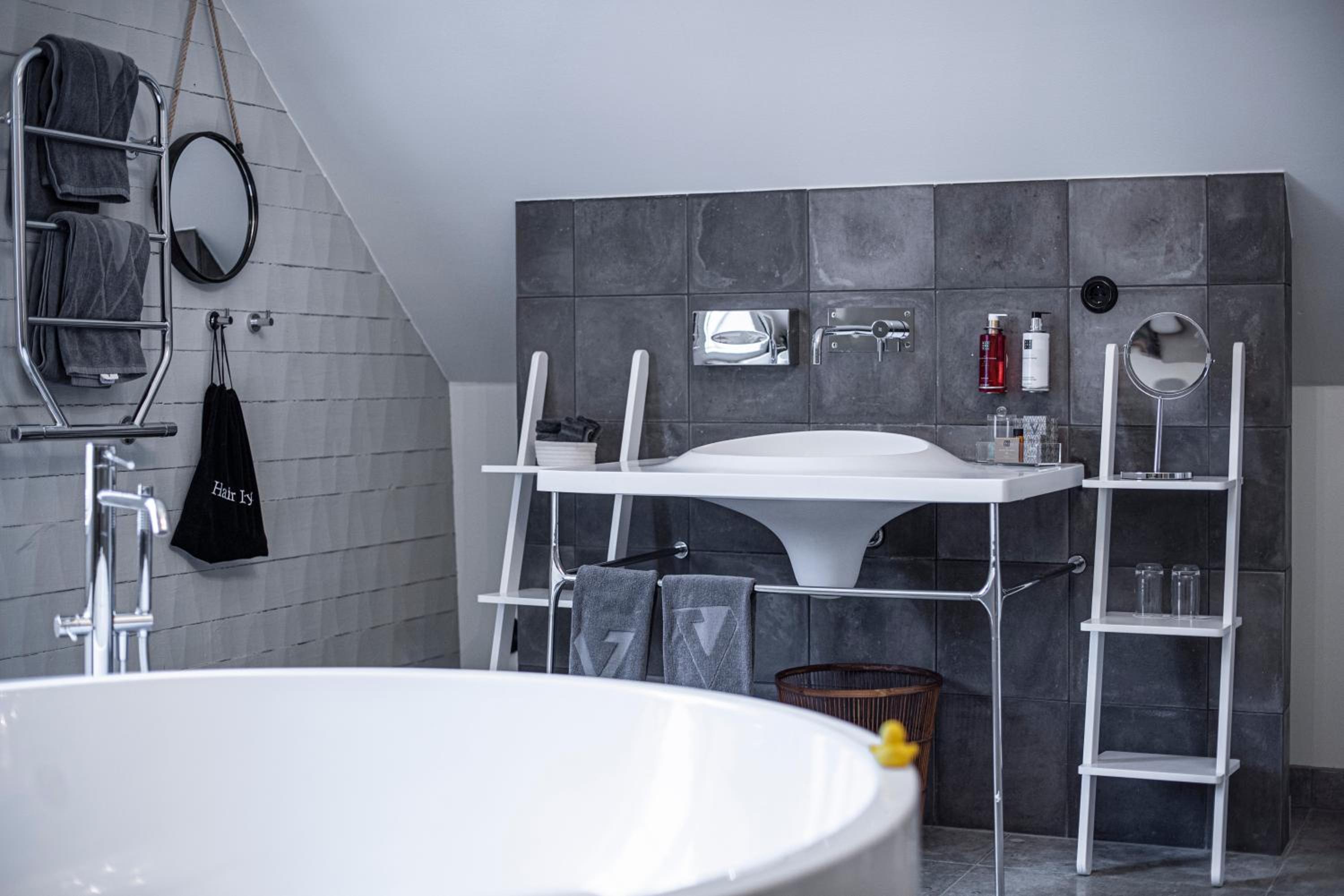 King Suite with Bathtub - Photo 32