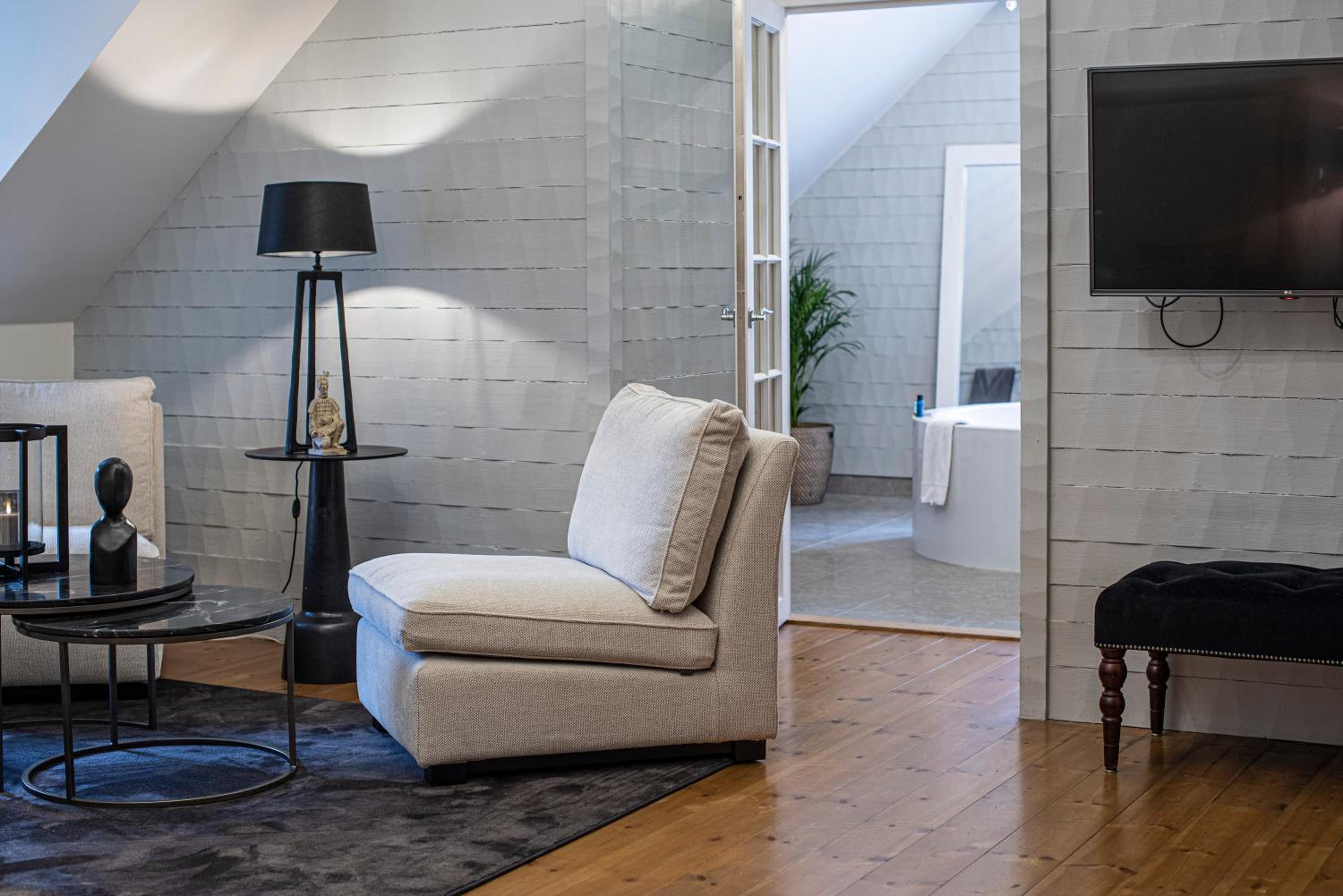 King Suite with Bathtub - Photo 22