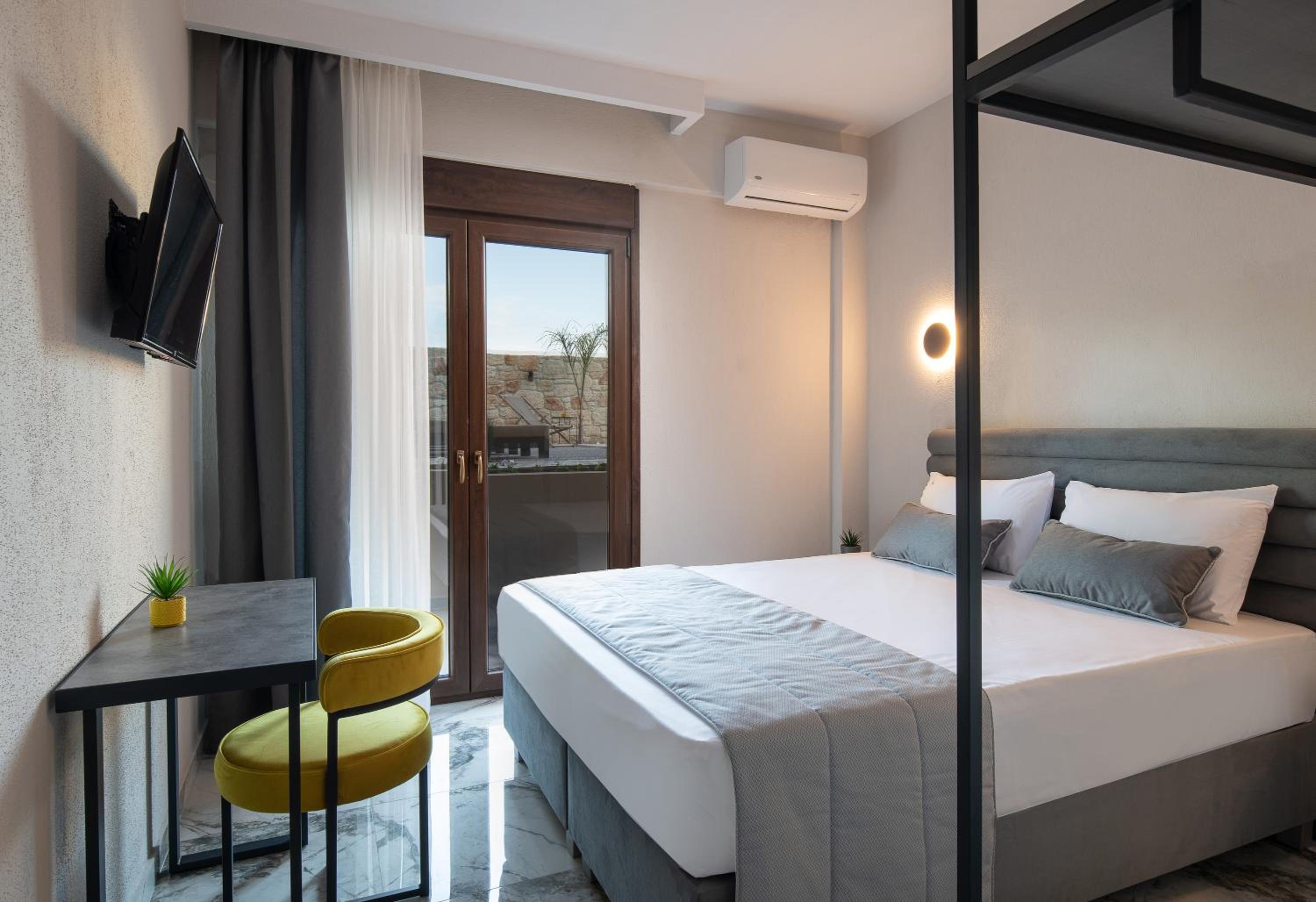 Suite with Pool View - Photo 3