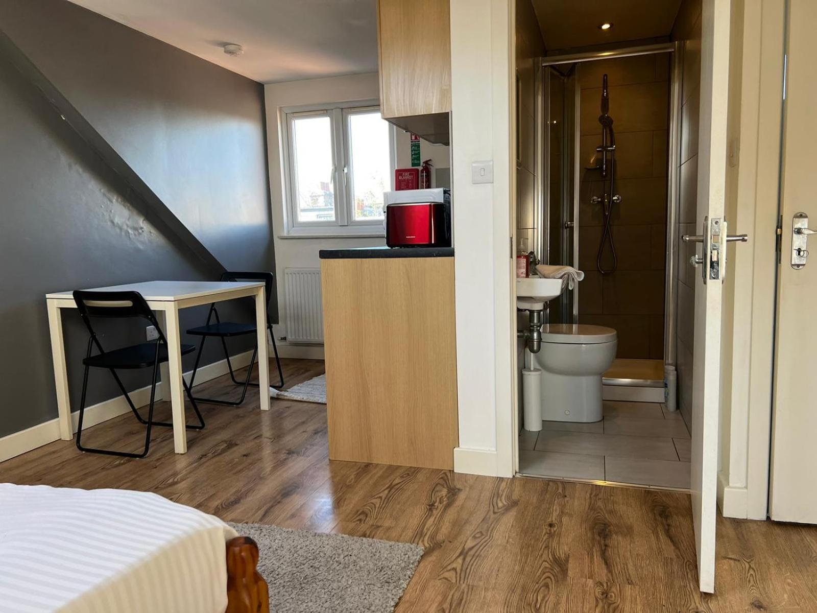 Deluxe Double Room with Shower photo 2