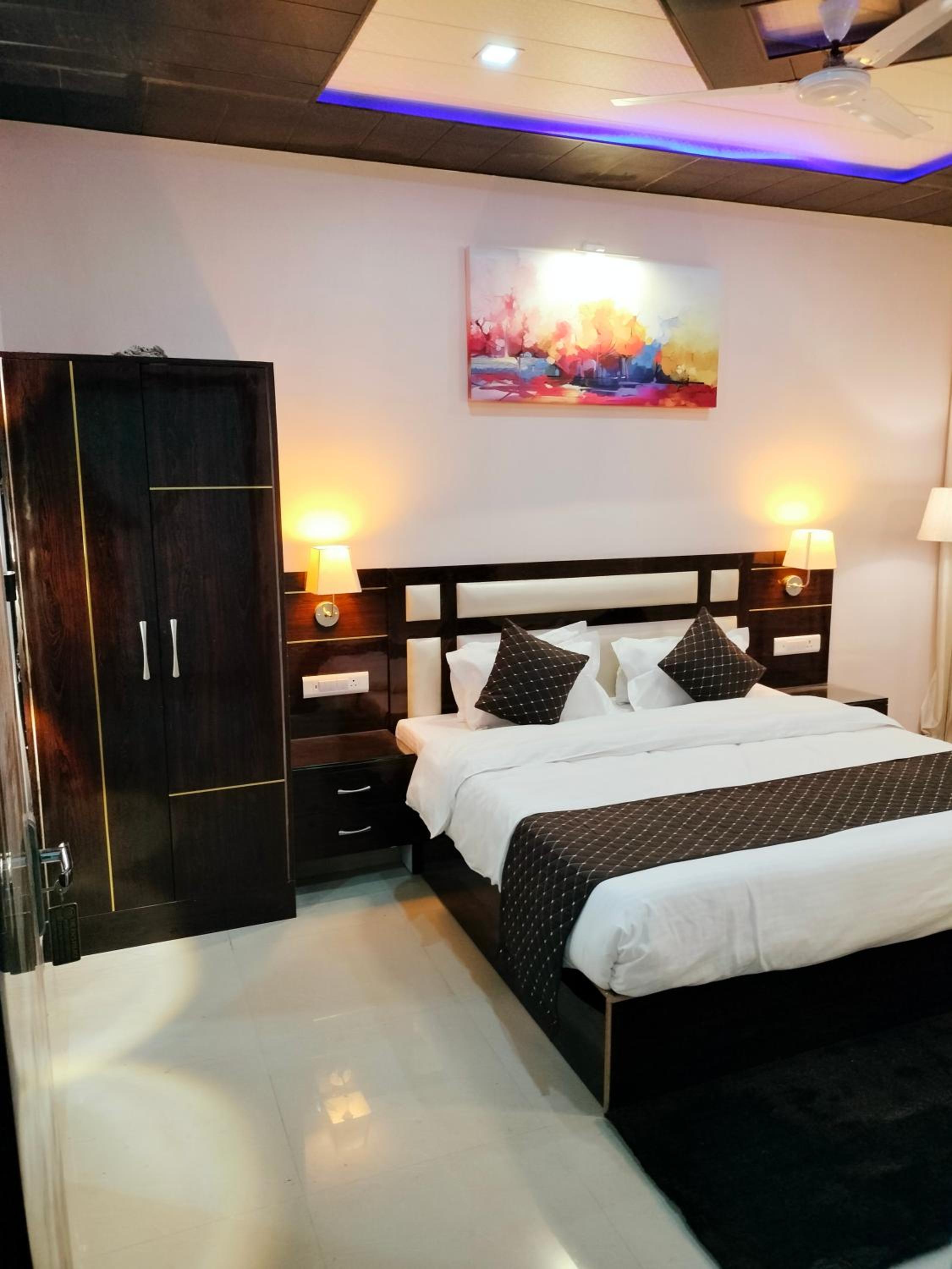 Deluxe King Room - Photo 33