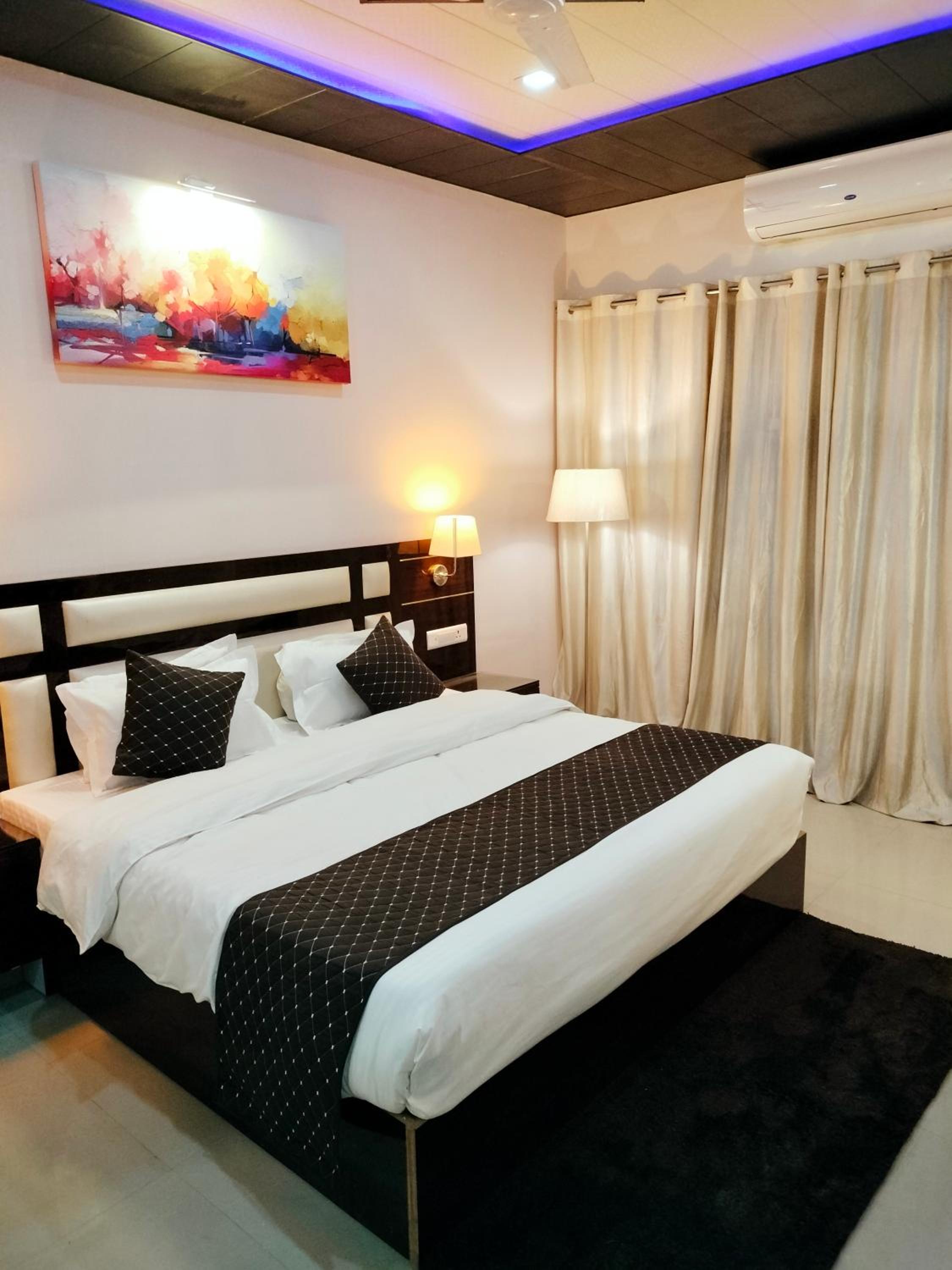 Deluxe King Room - Photo 34