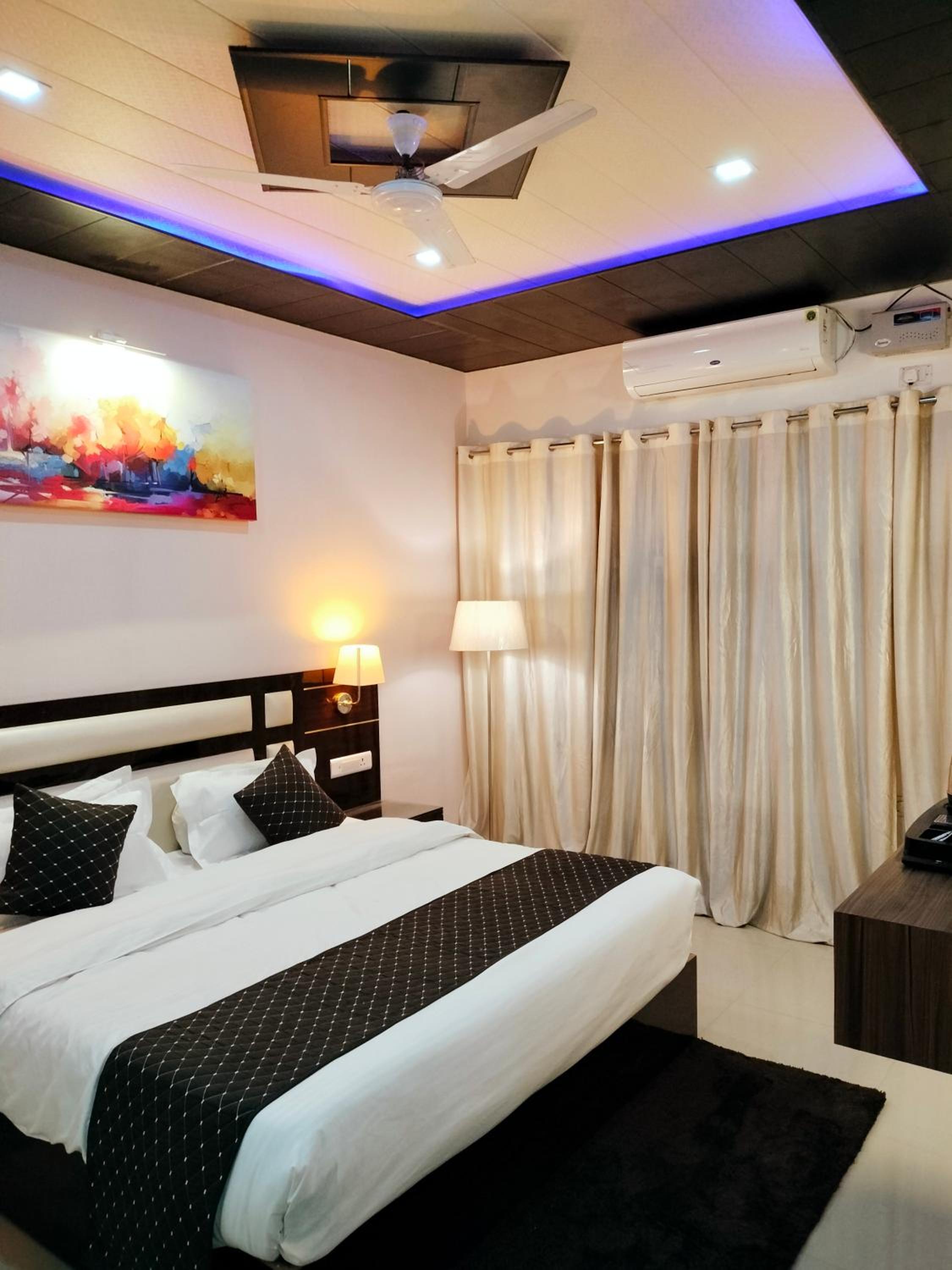 Deluxe King Room - Photo 35