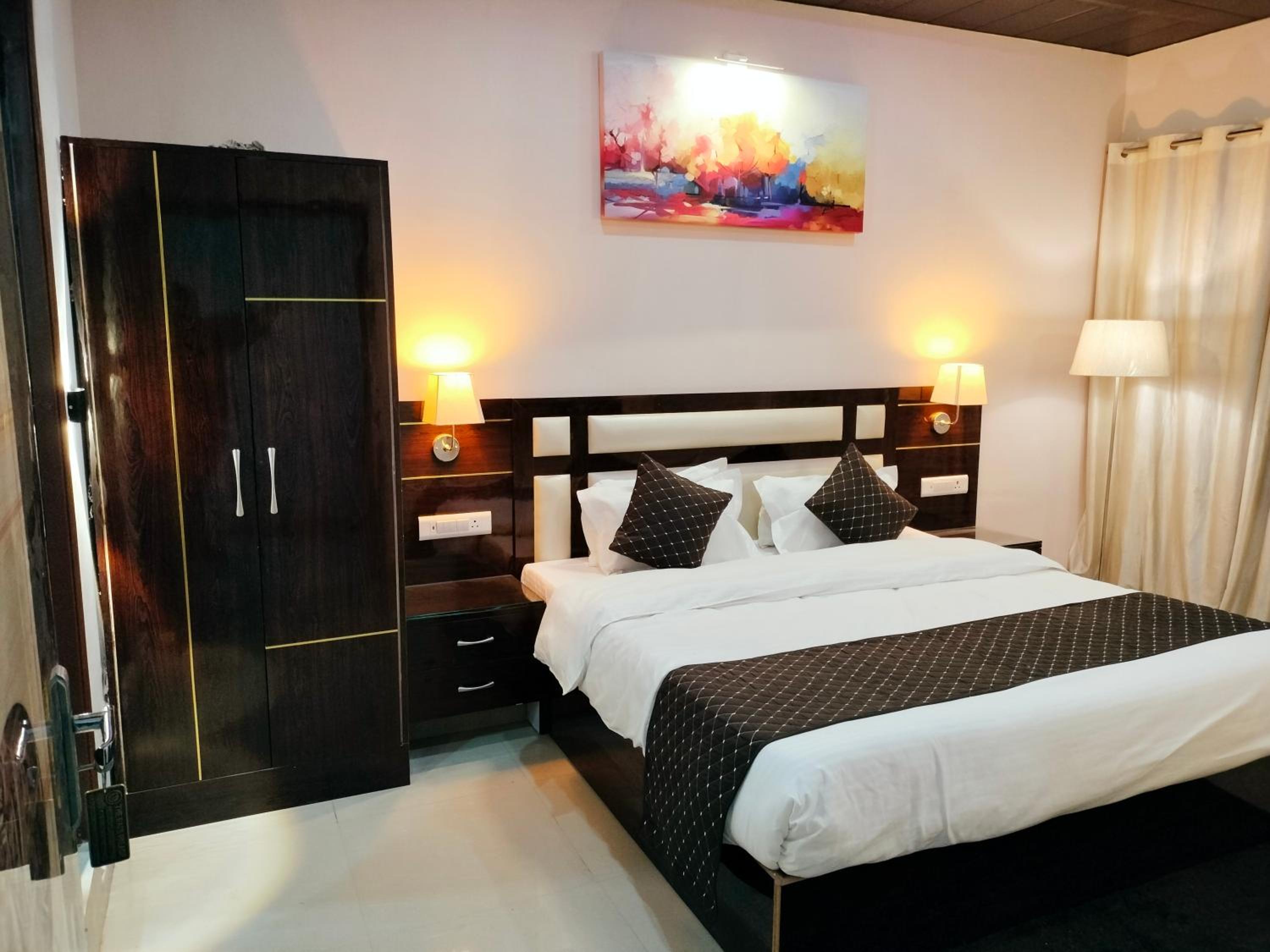 Deluxe King Room - Photo 1