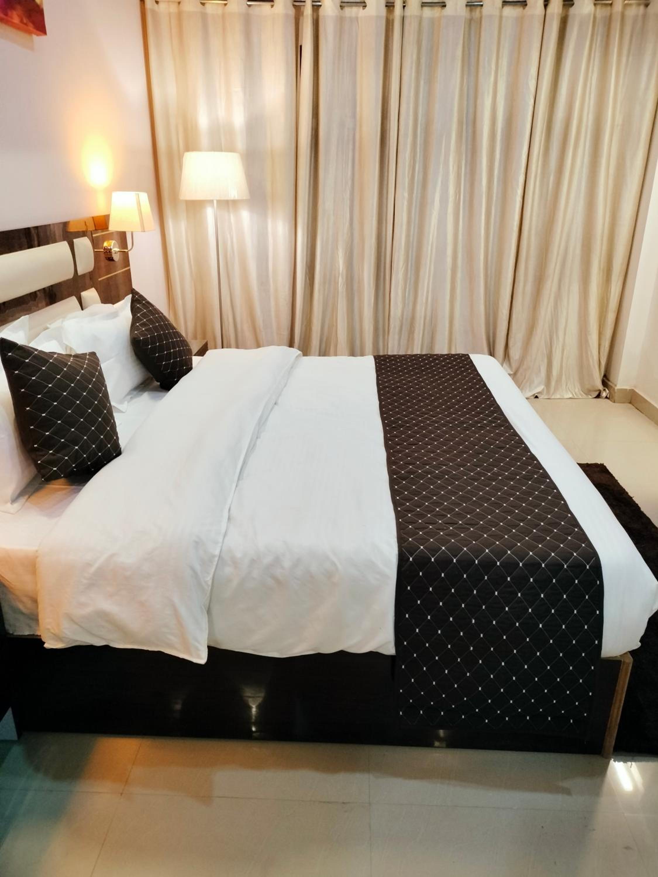 Deluxe King Room - Photo 32