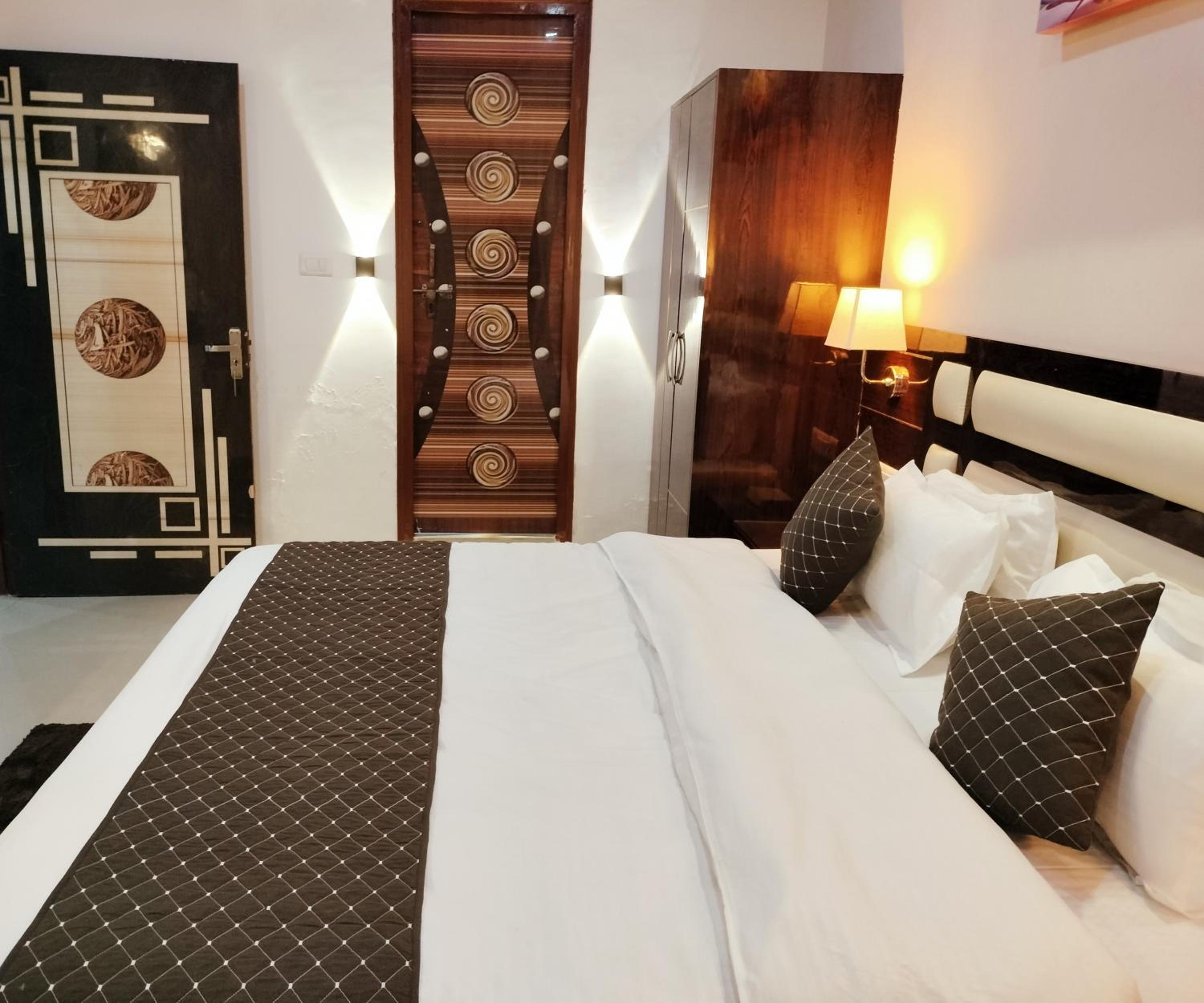 Deluxe King Room - Photo 31