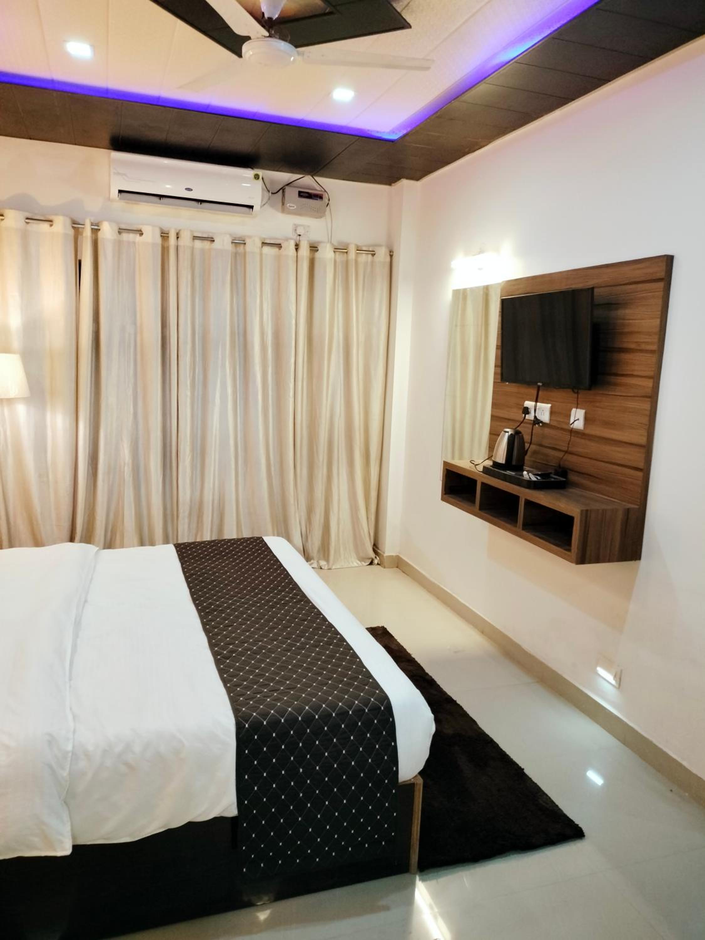 Deluxe King Room - Photo 29