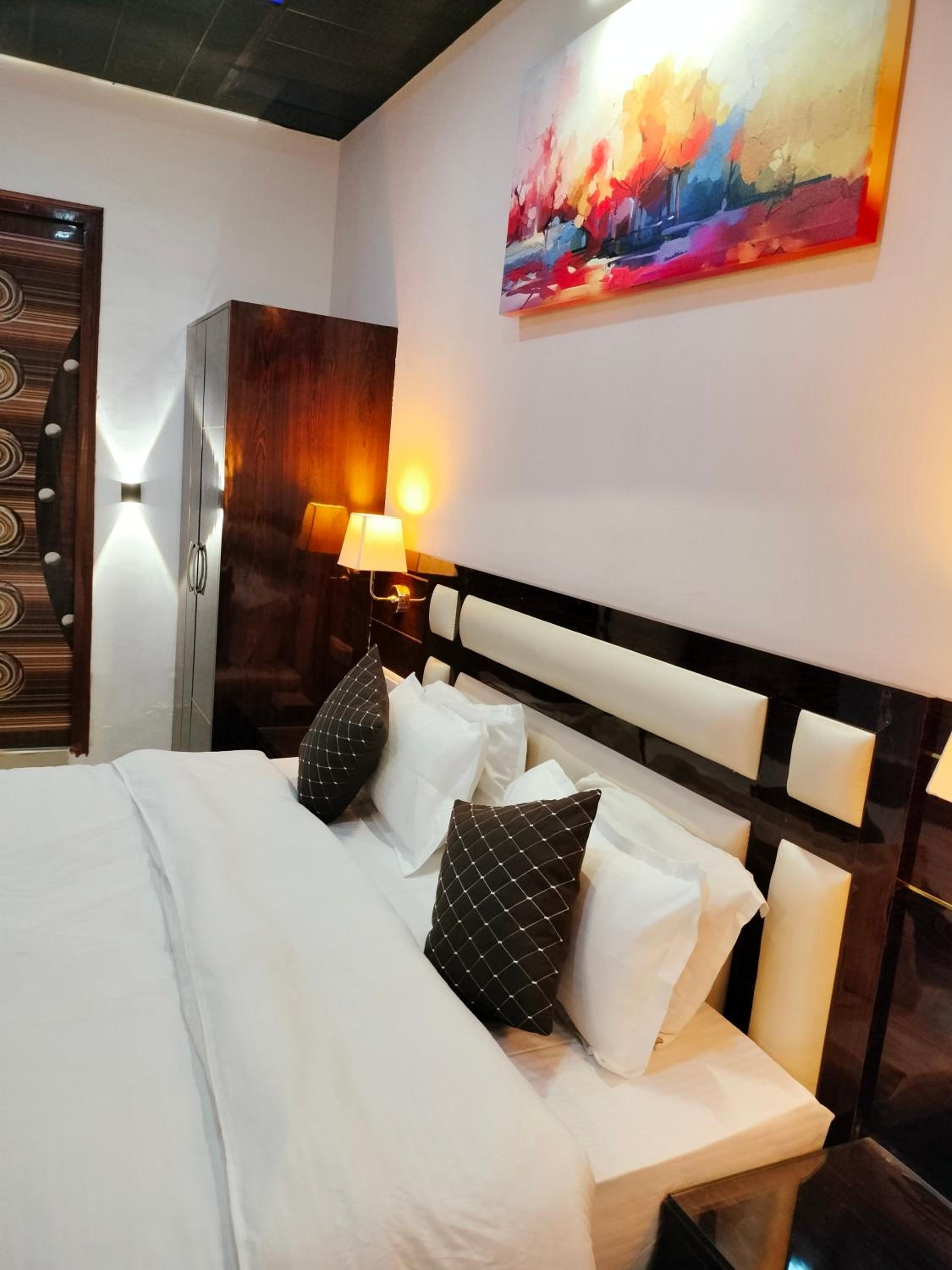 Deluxe King Room - Photo 27