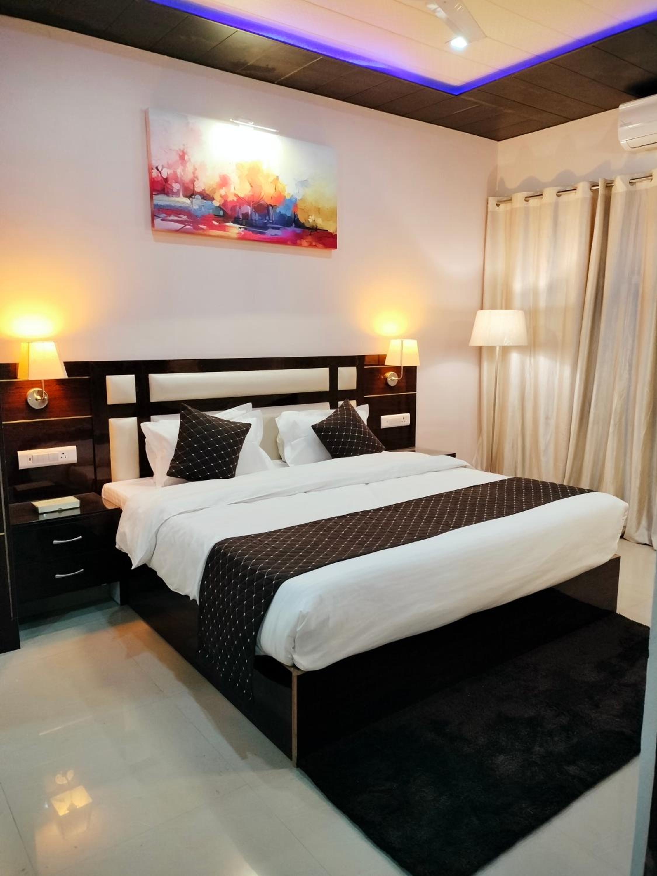 Deluxe King Room - Photo 25