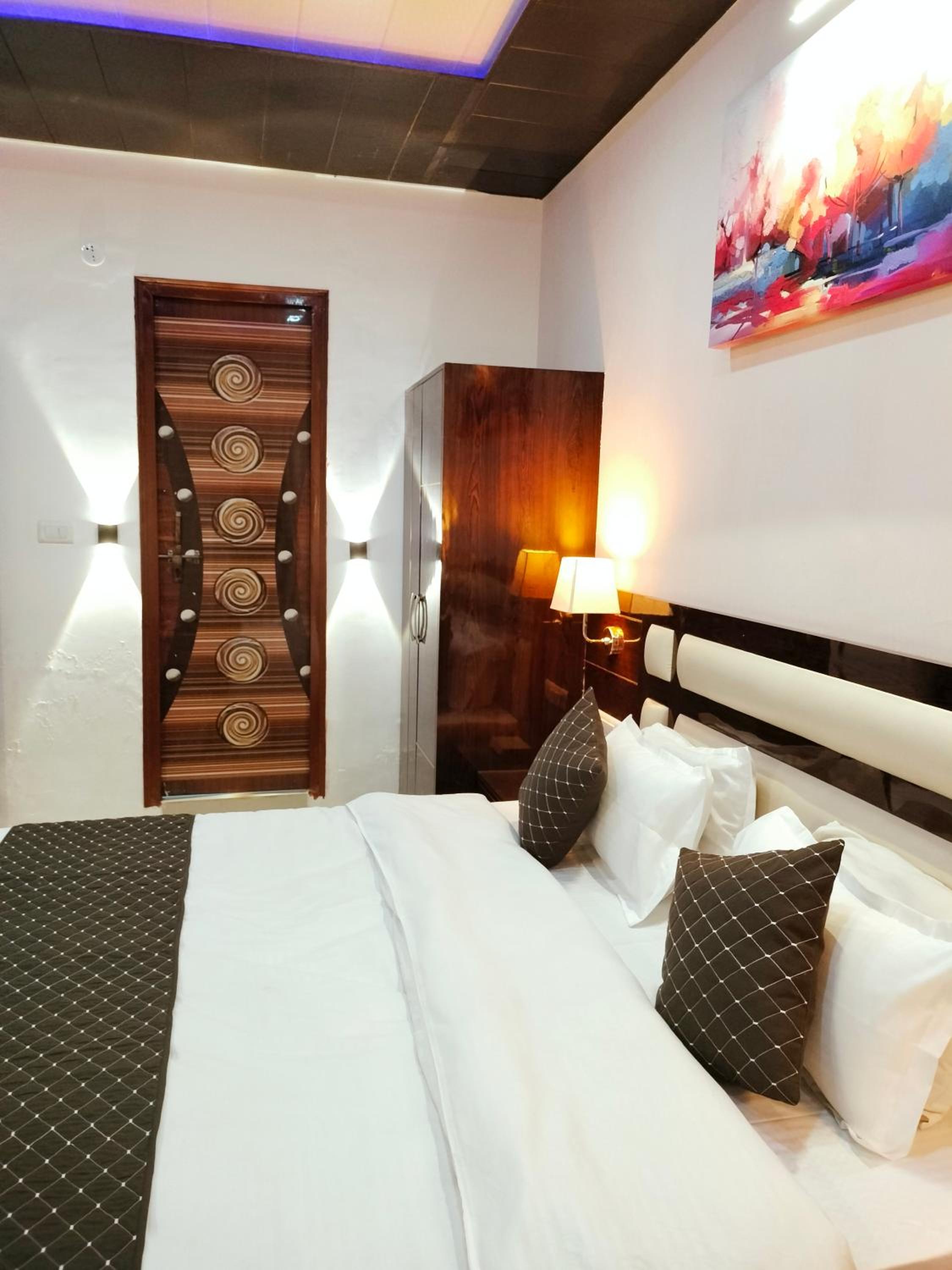 Deluxe King Room - Photo 26