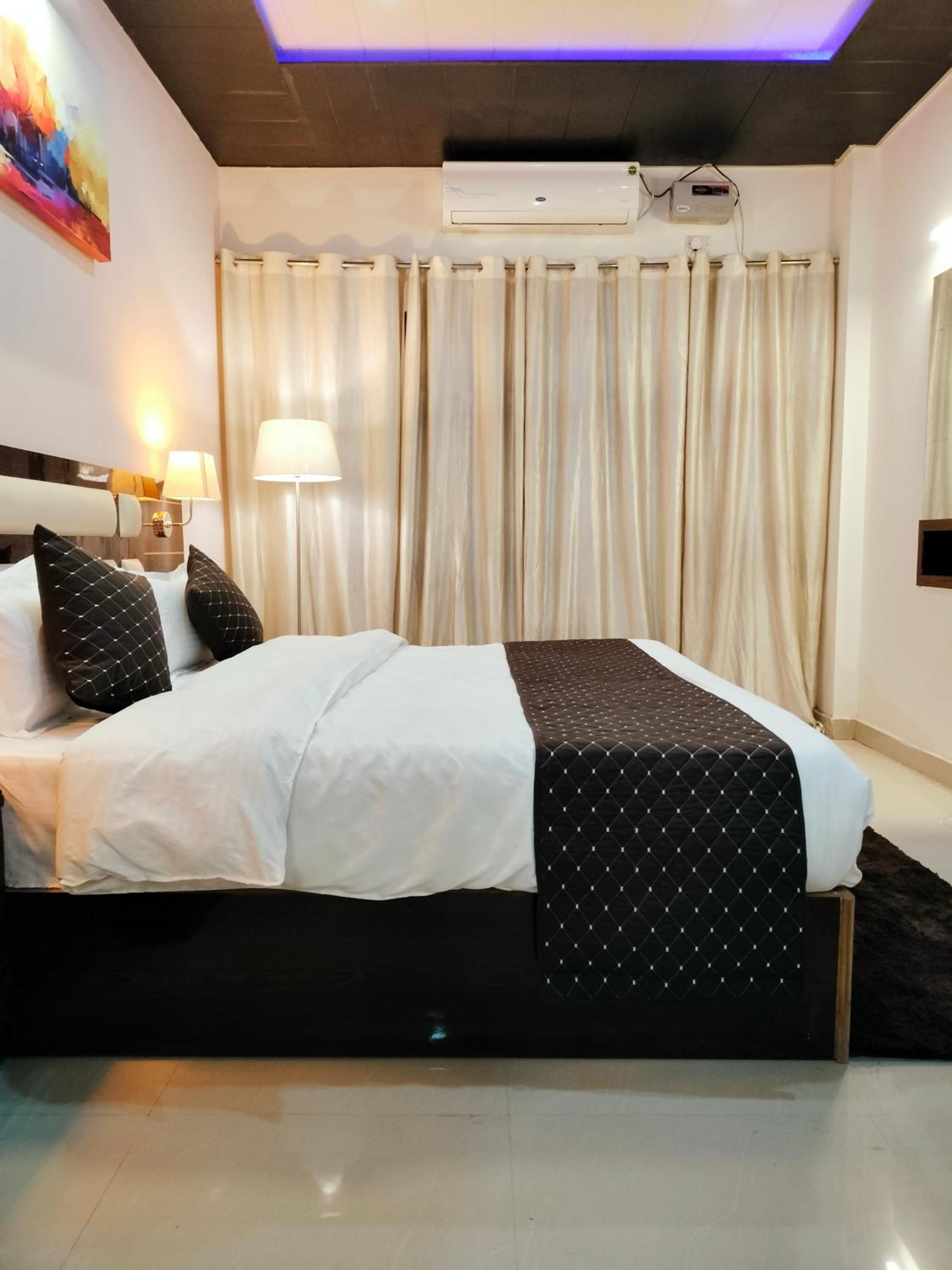 Deluxe King Room - Photo 23