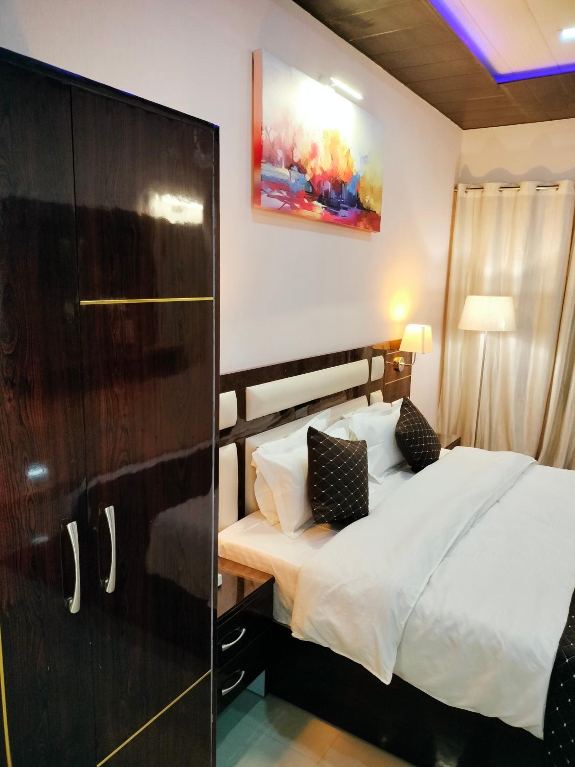 Deluxe King Room - Photo 24