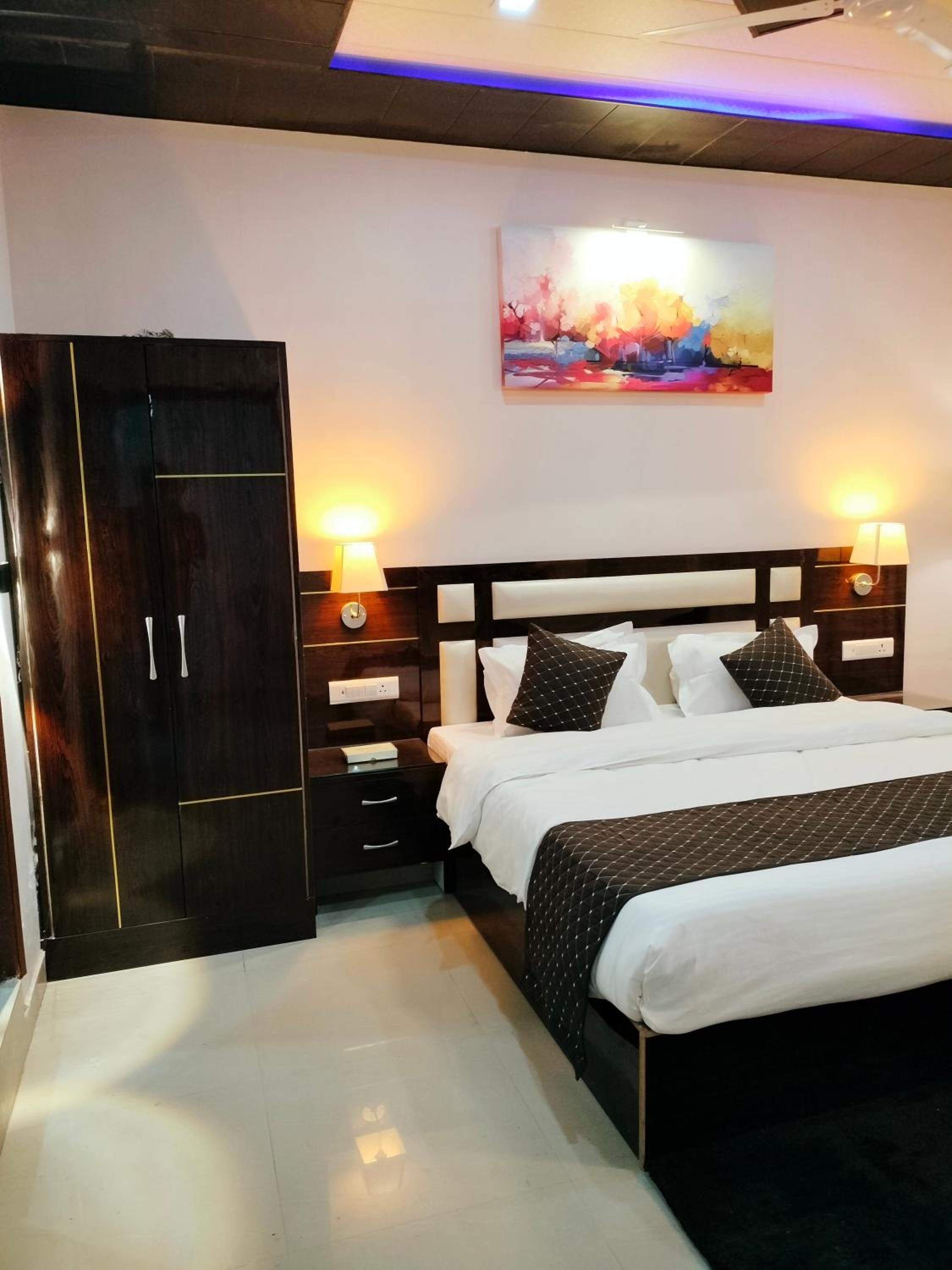 Deluxe King Room - Photo 22