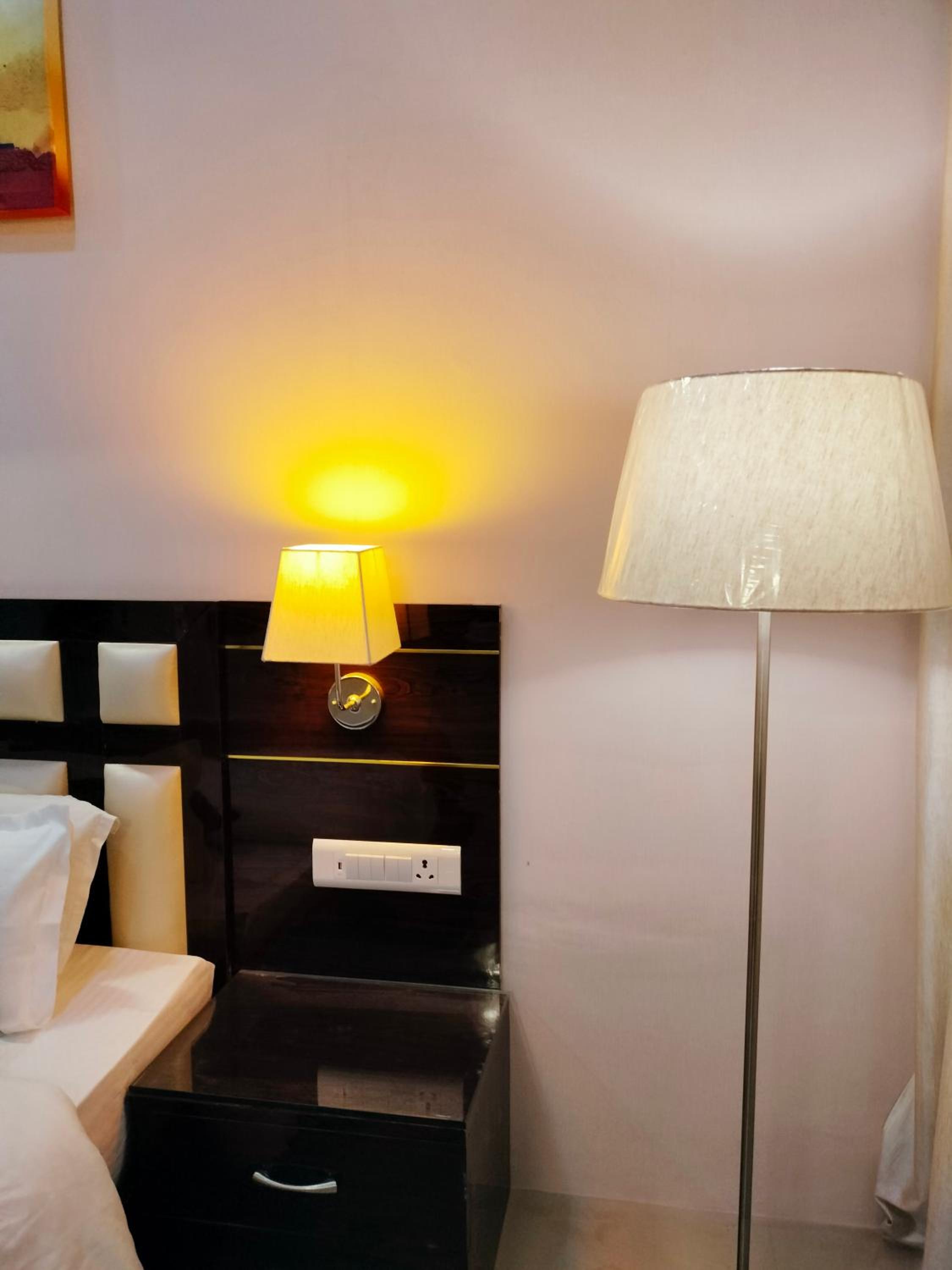 Deluxe King Room - Photo 16