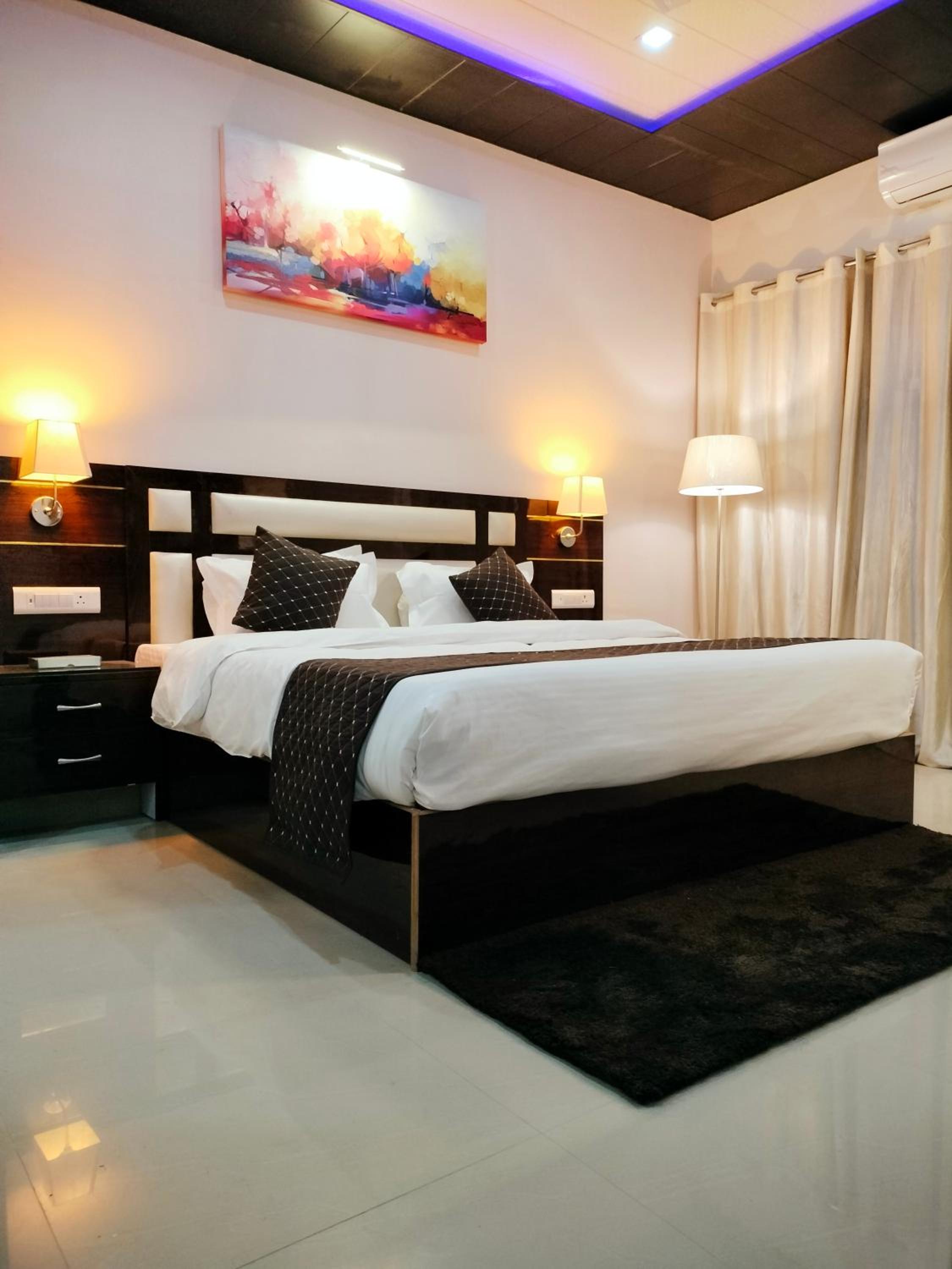 Deluxe King Room - Photo 13