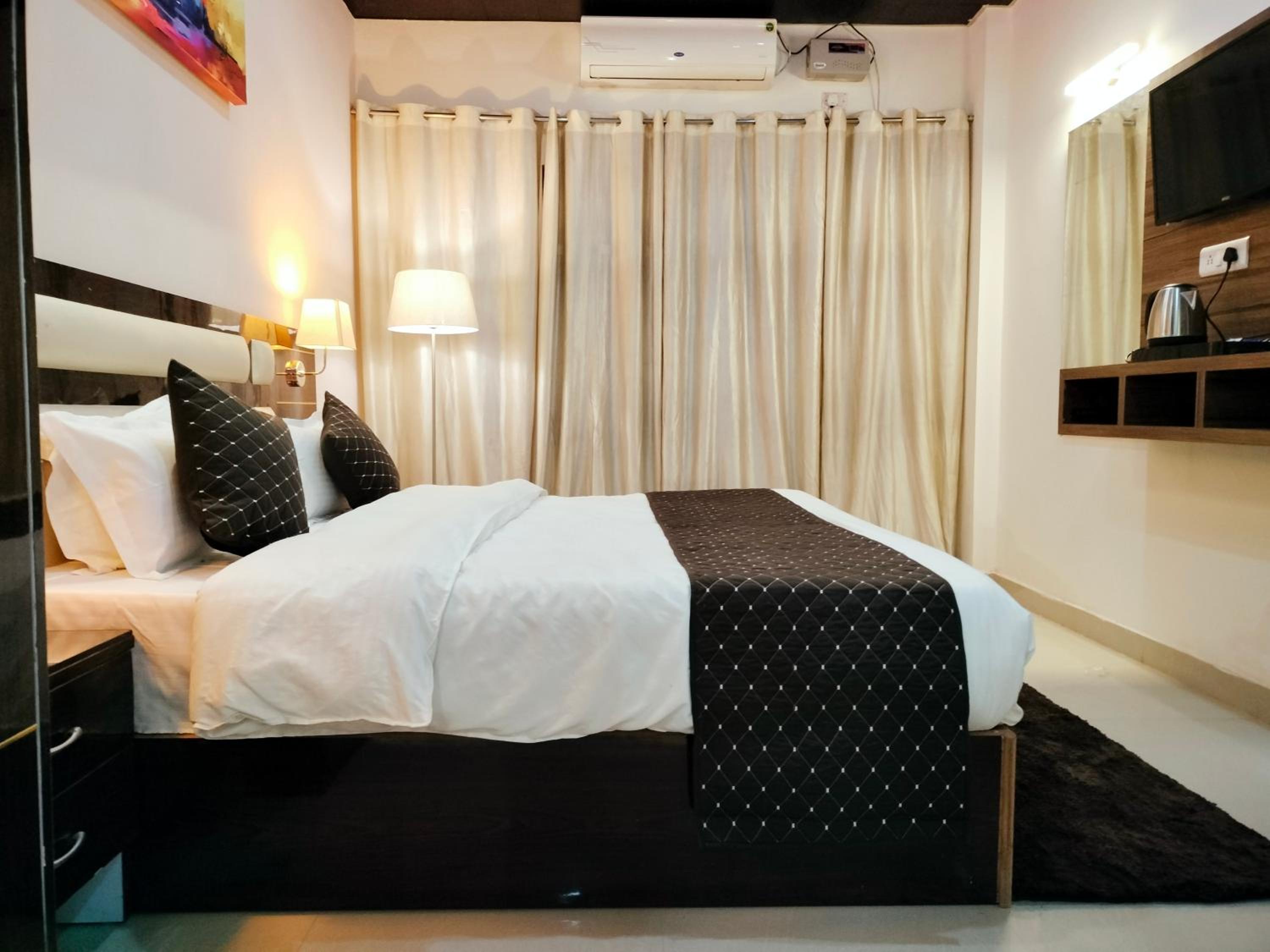 Deluxe King Room - Photo 11