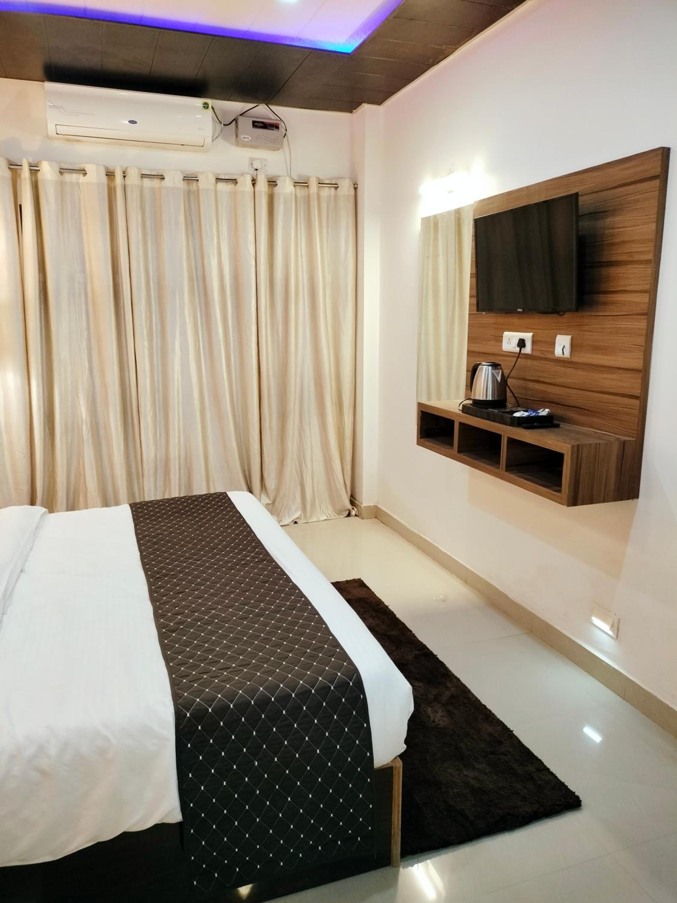 Deluxe King Room - Photo 12