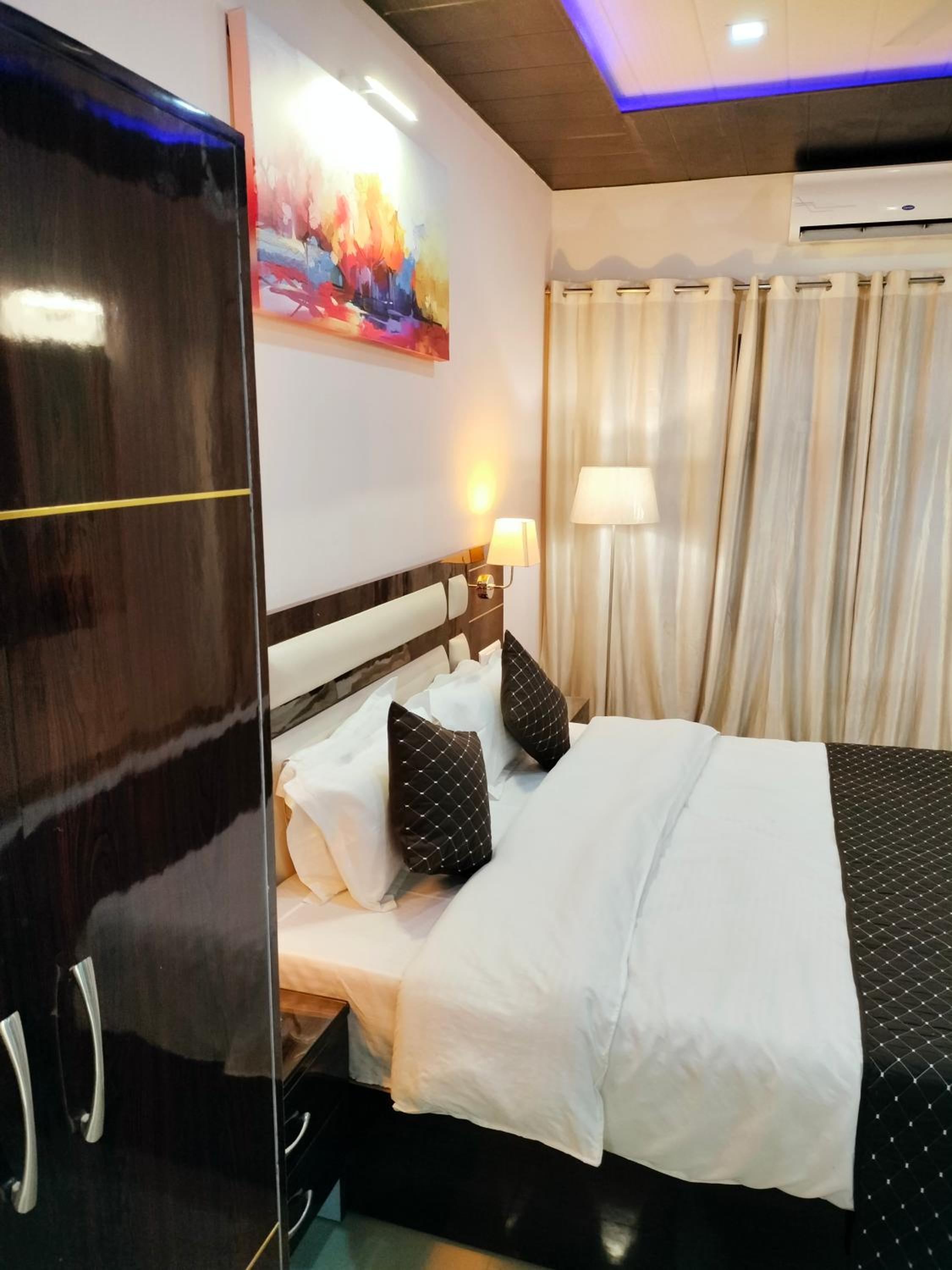 Deluxe King Room - Photo 15