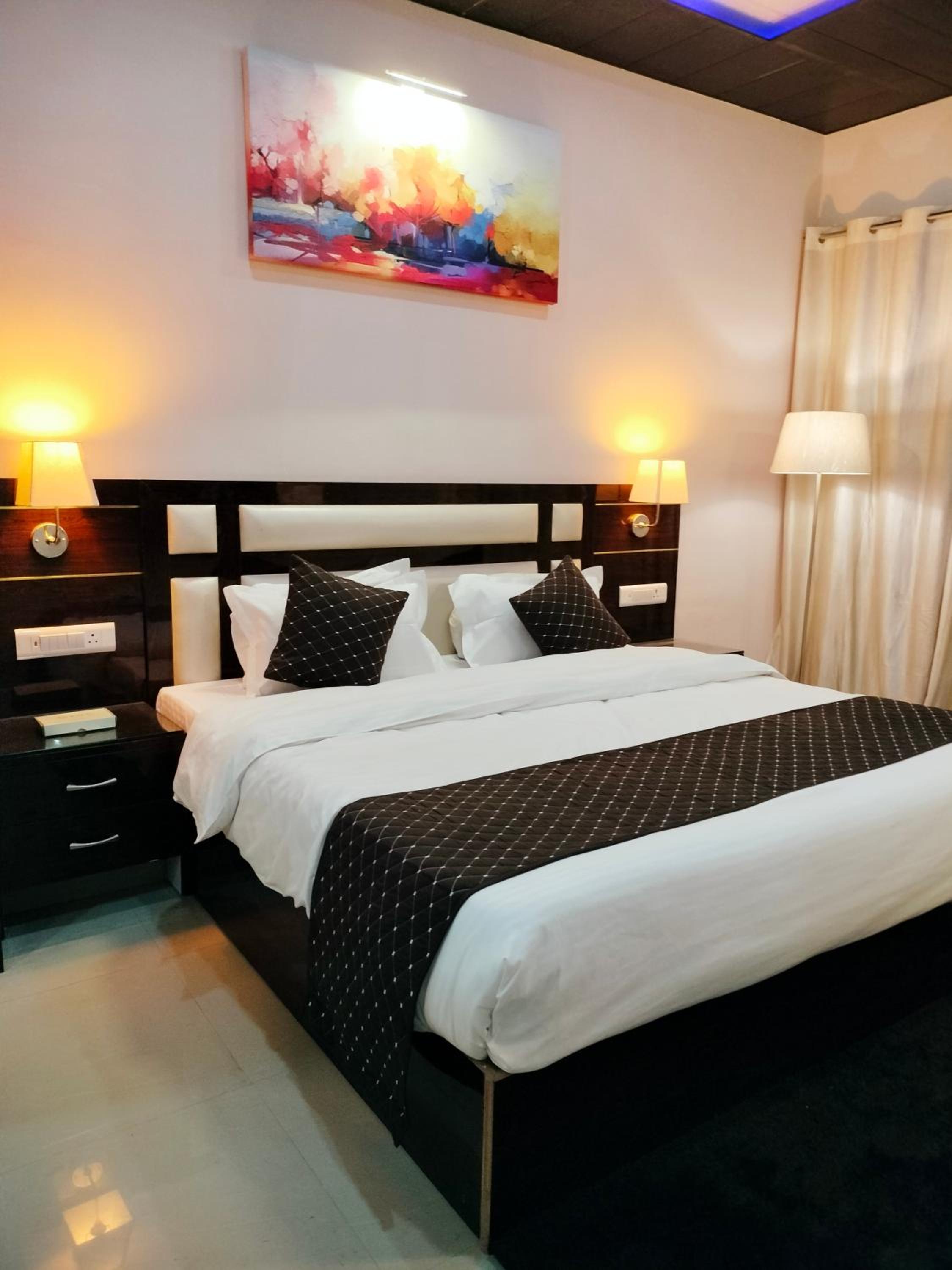 Deluxe King Room - Photo 17