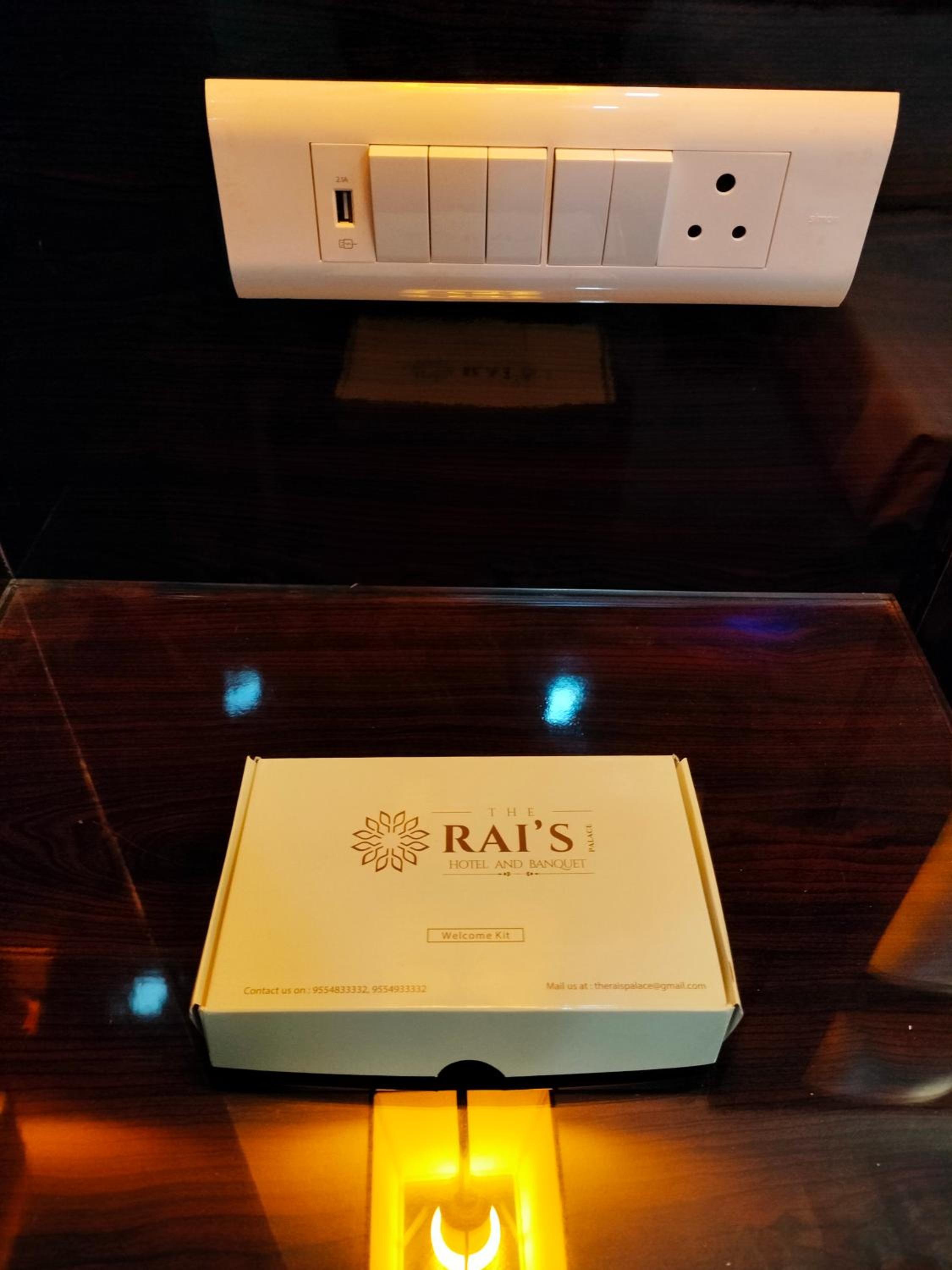 Deluxe King Room - Photo 10