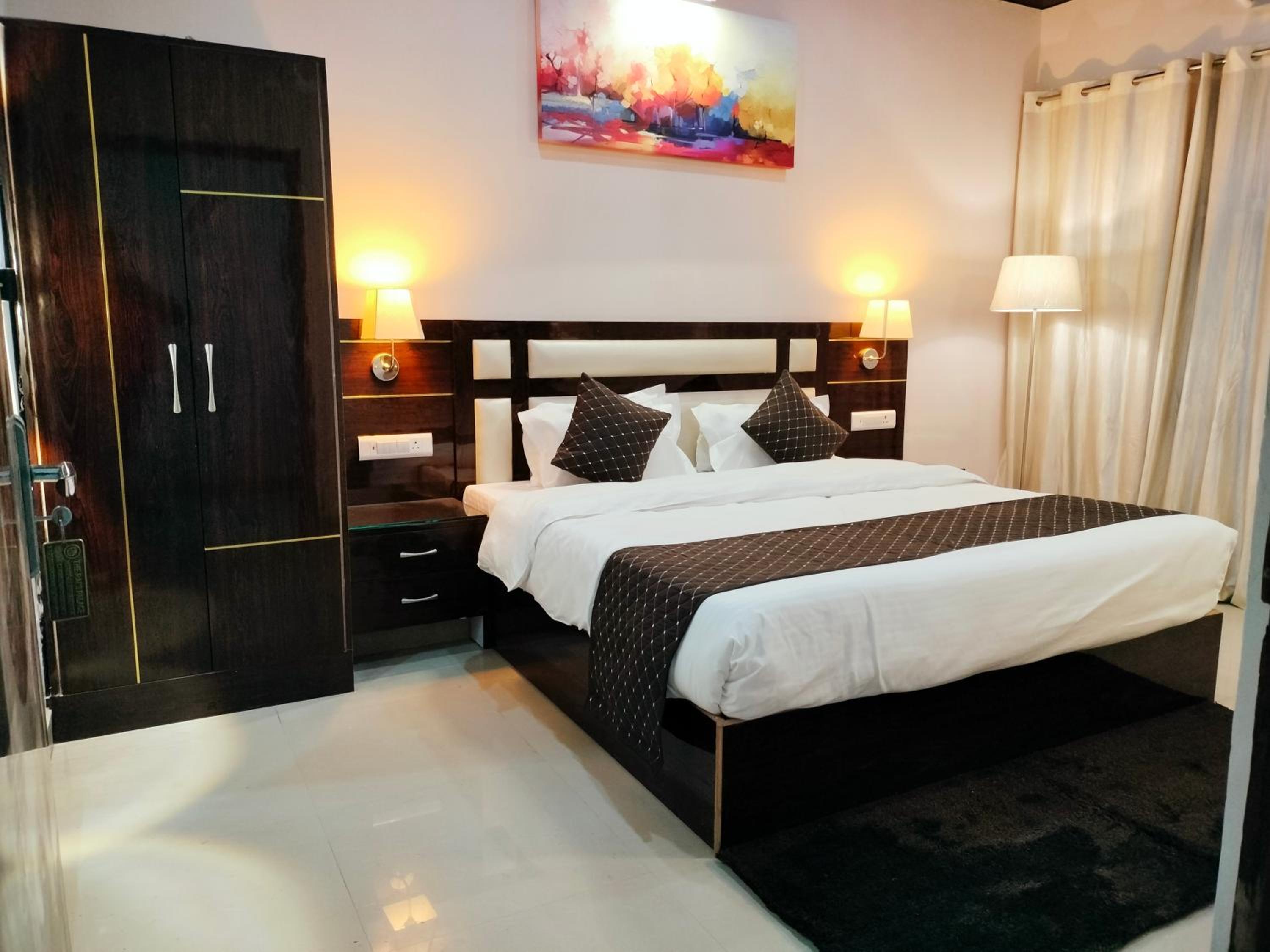 Deluxe King Room - Photo 18