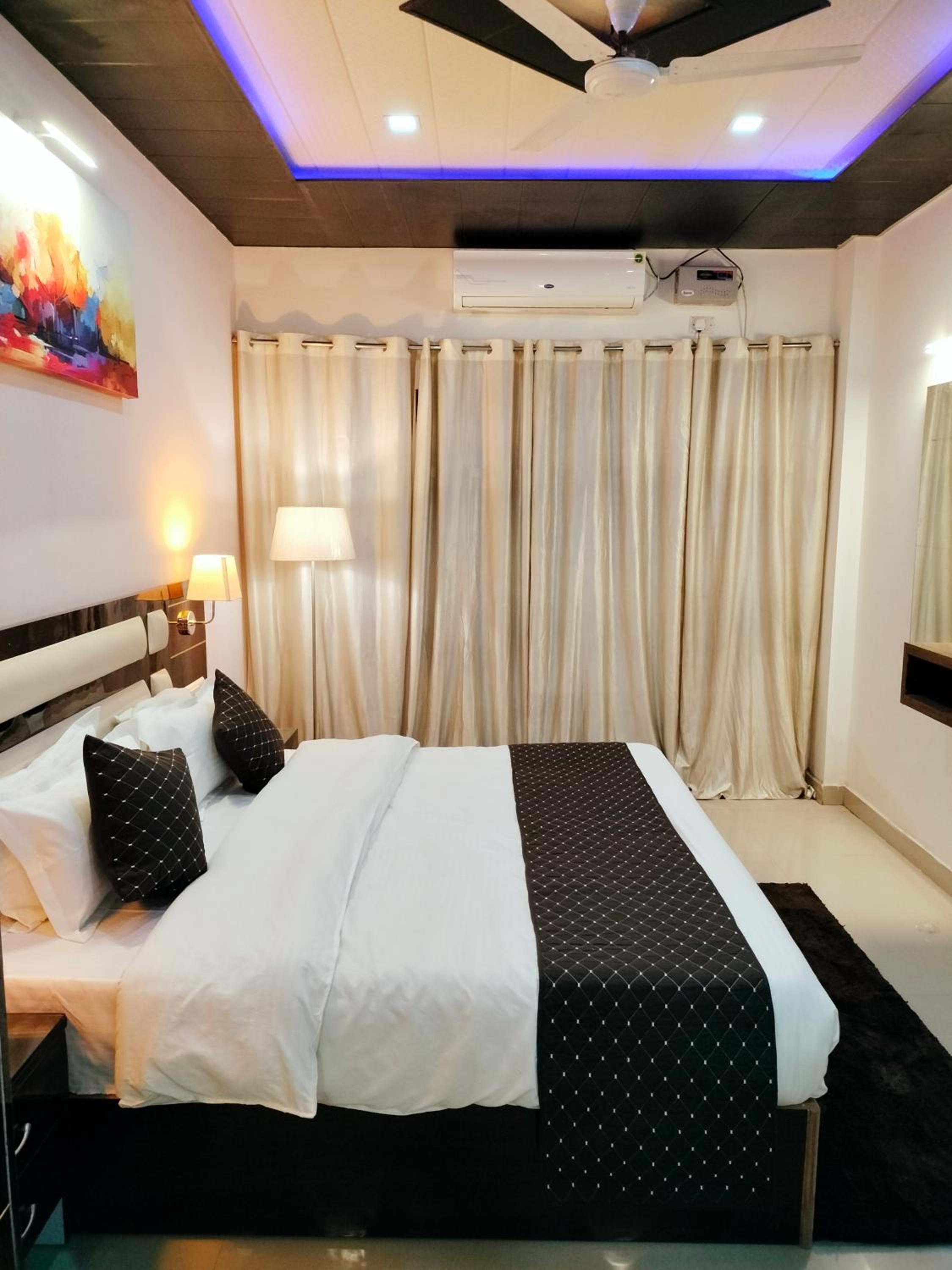Deluxe King Room - Photo 9
