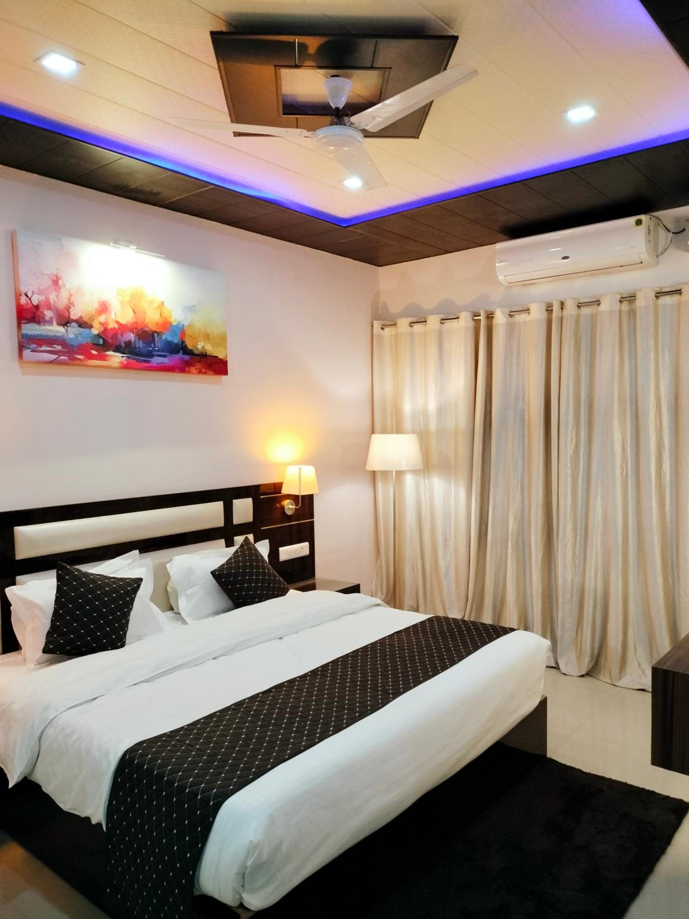 Deluxe King Room - Photo 19