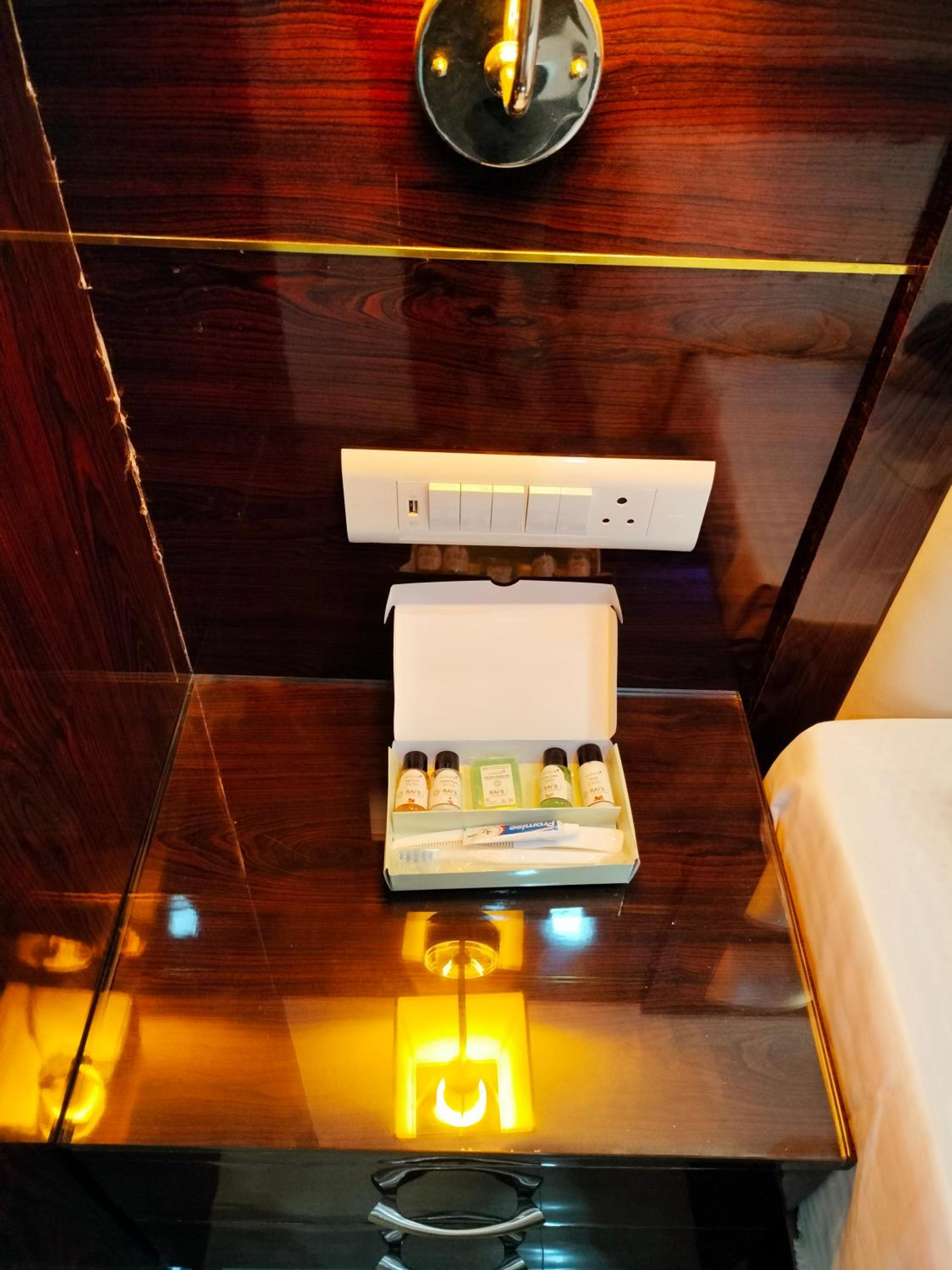 Deluxe King Room - Photo 7