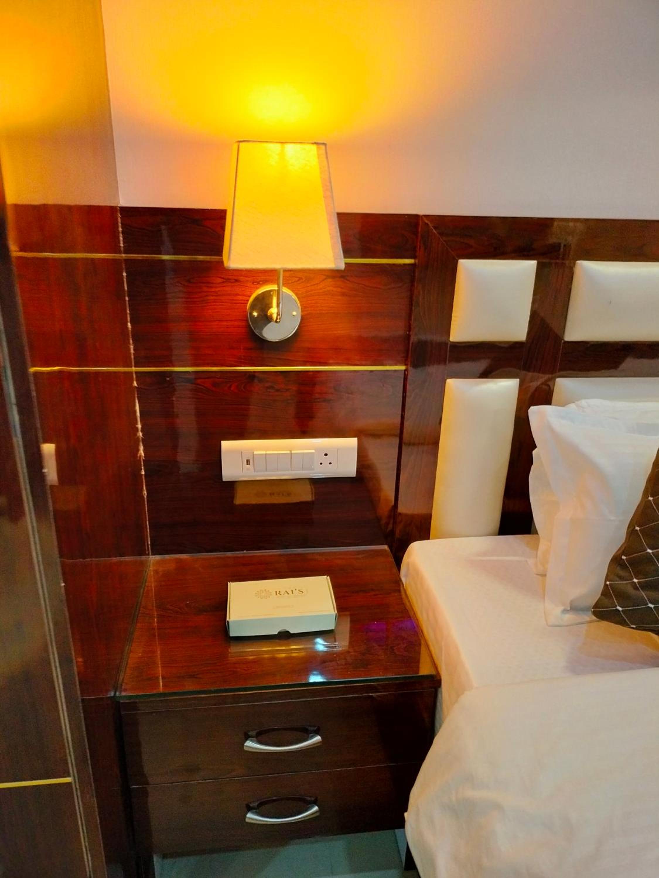 Deluxe King Room - Photo 8