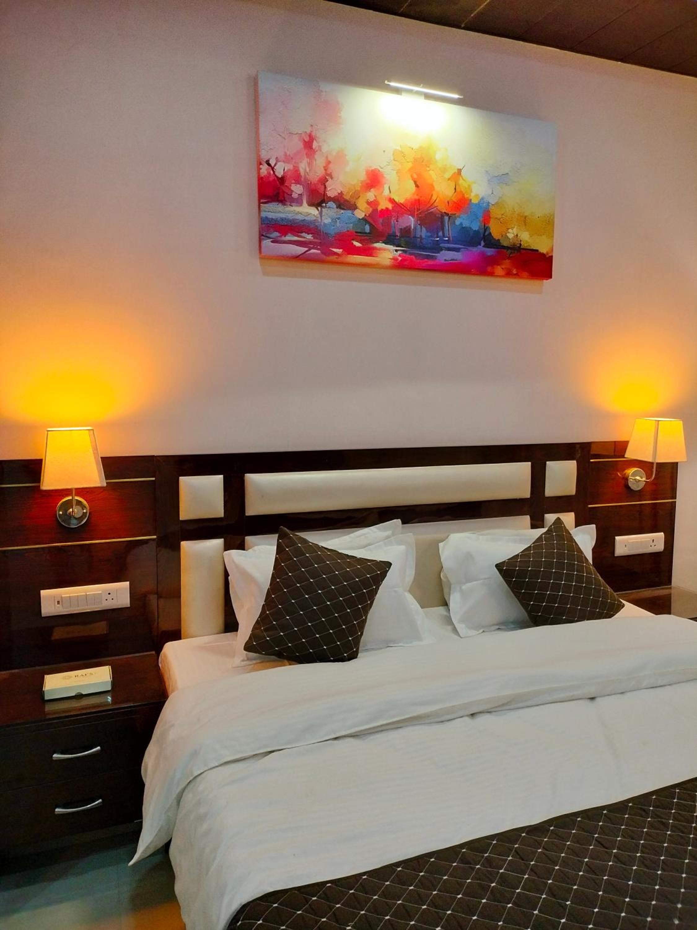 Deluxe King Room - Photo 21