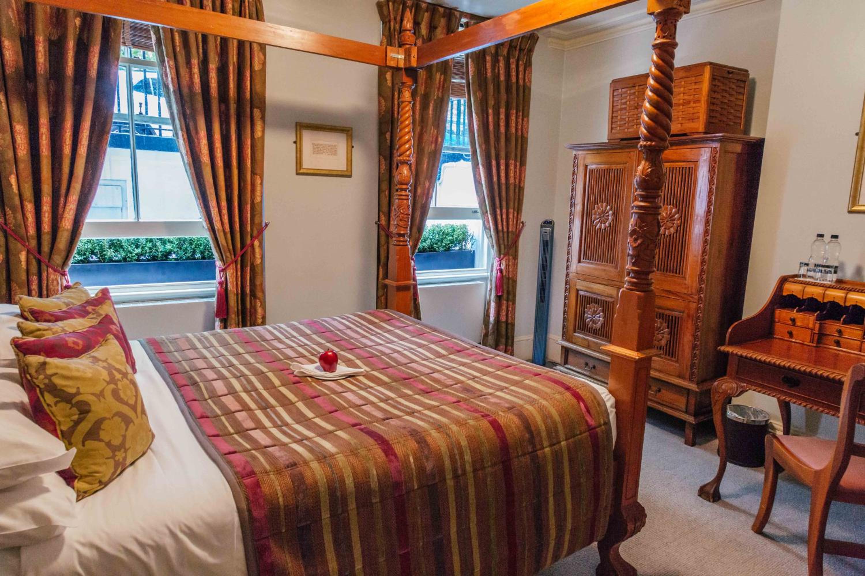 Luxury Four Poster photo 3