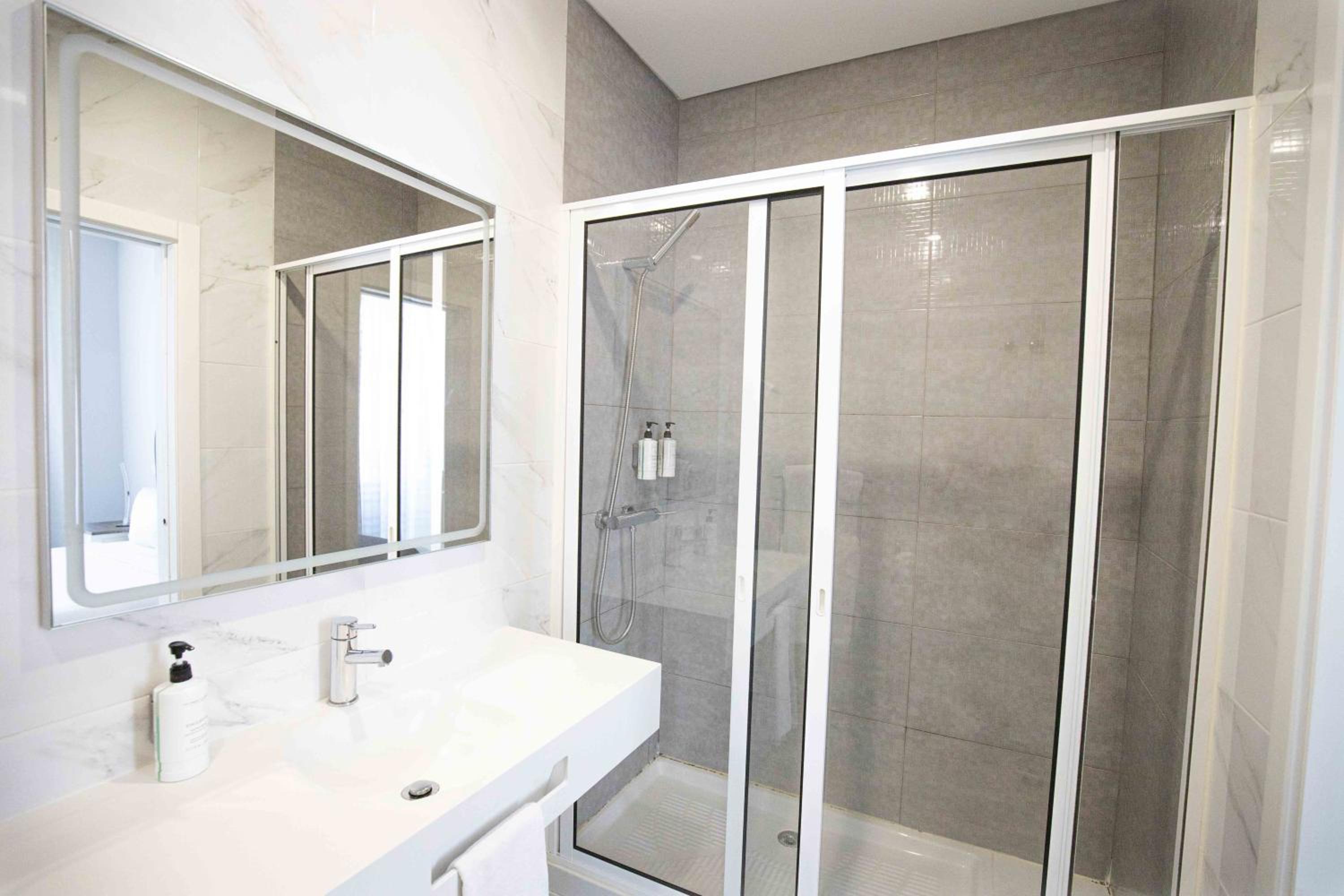 Superior Double Room with City View - Photo 8