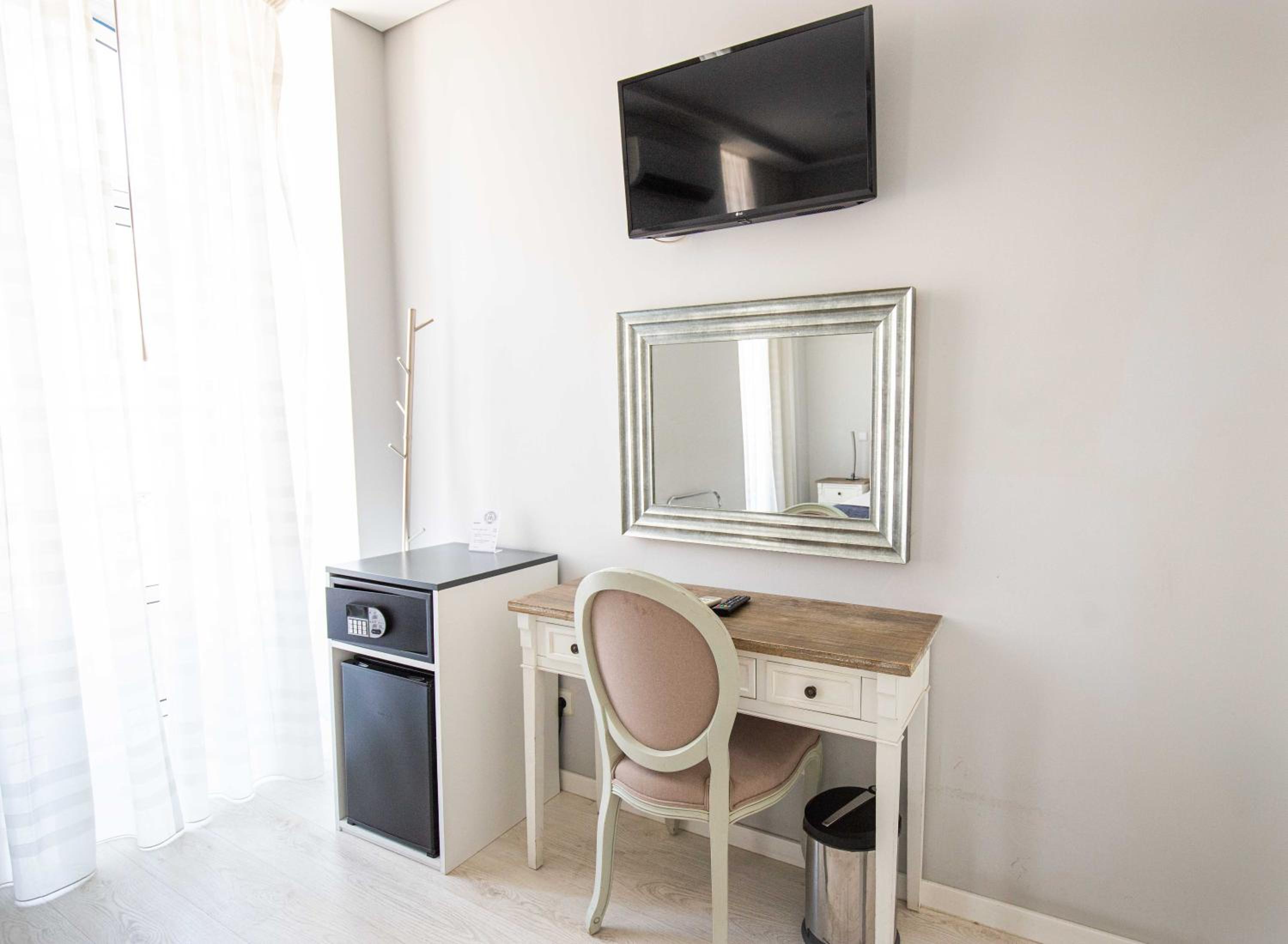 Superior Double Room with City View - Photo 5