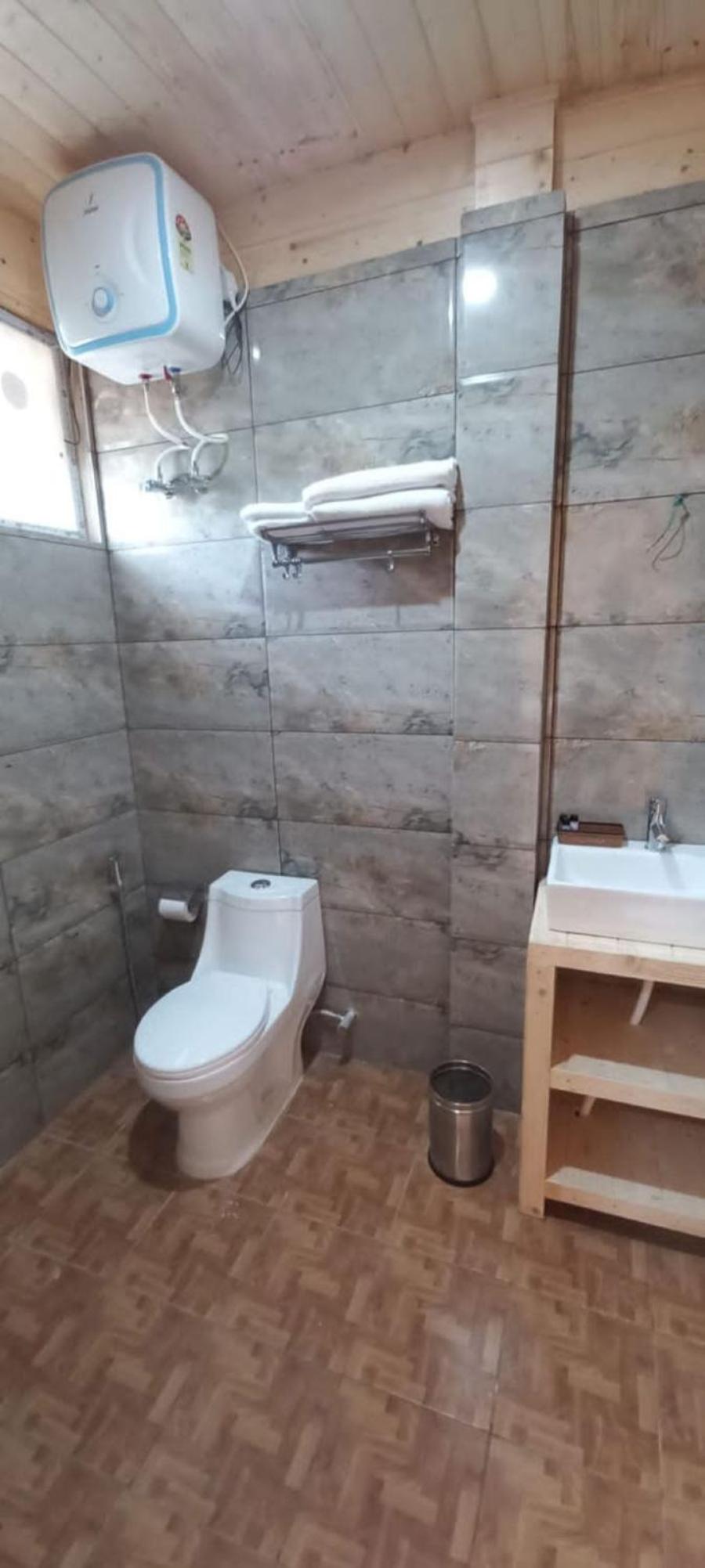 Deluxe Double Room (2 Adults + 1 Child) - Photo 12