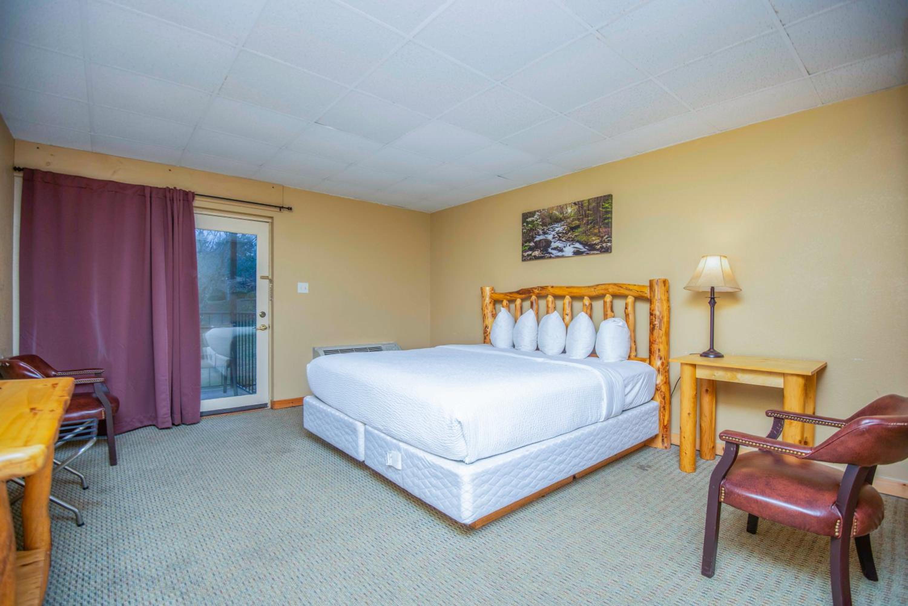 1 King + Mountain Retreat	 photo 1