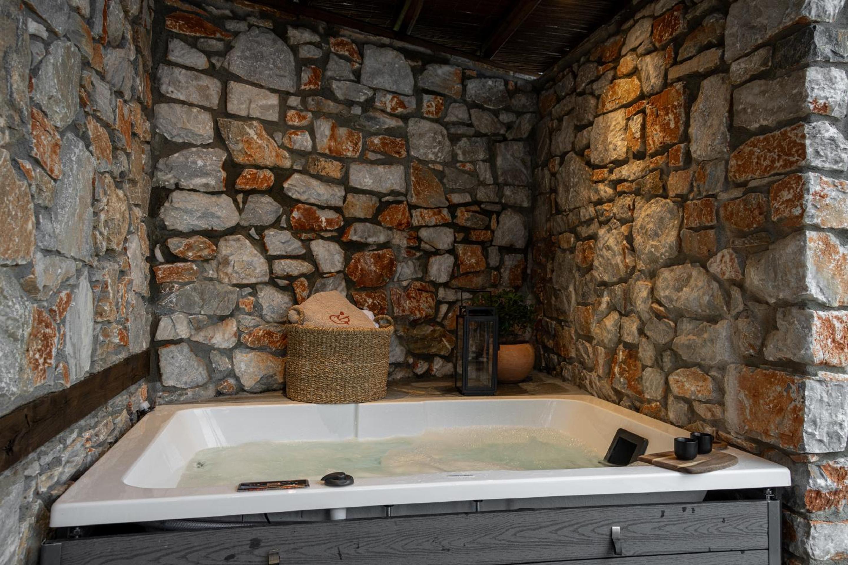 Split-Level Suite with Outdoor Hot Tub - Mountain & Sea View - Photo 2