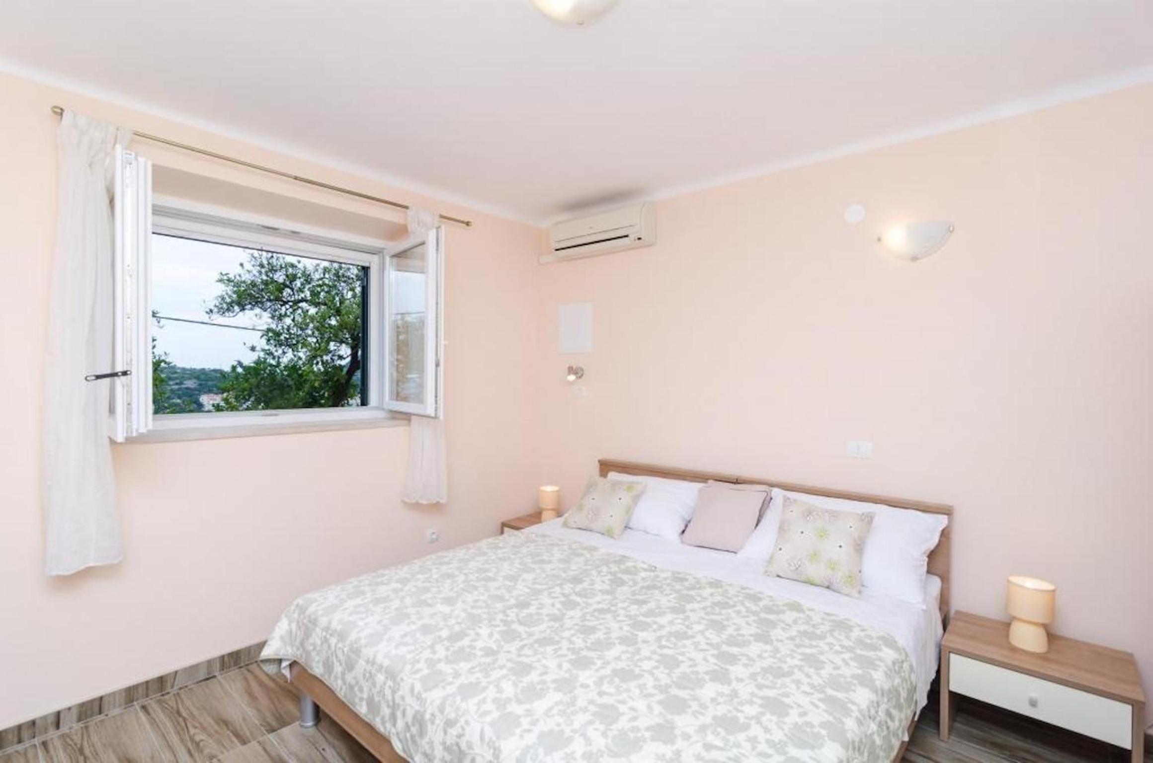 Comfort One-Bedroom Apartment with Terrace and Sea View