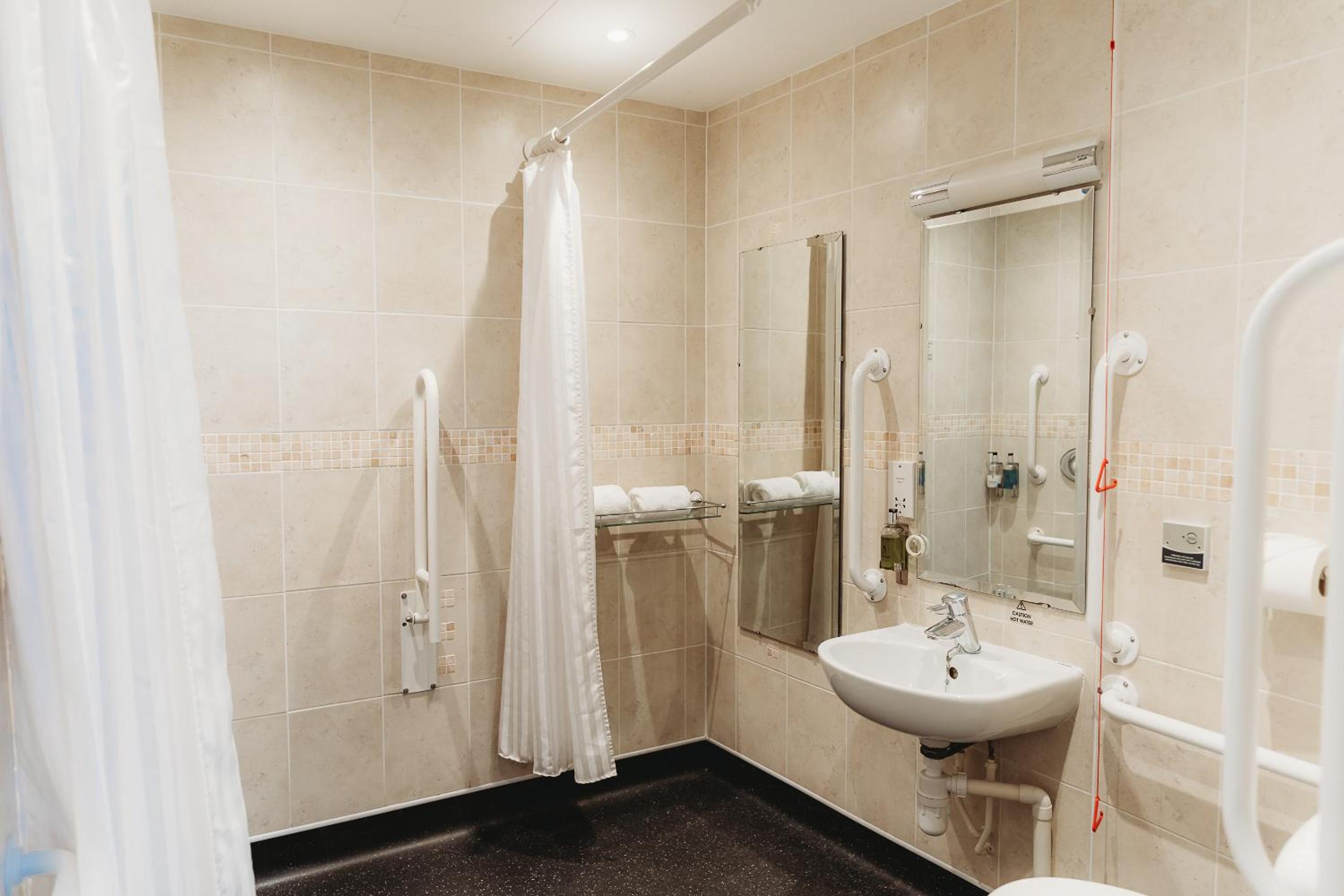 Accessible Double Room With Wet Room photo 2