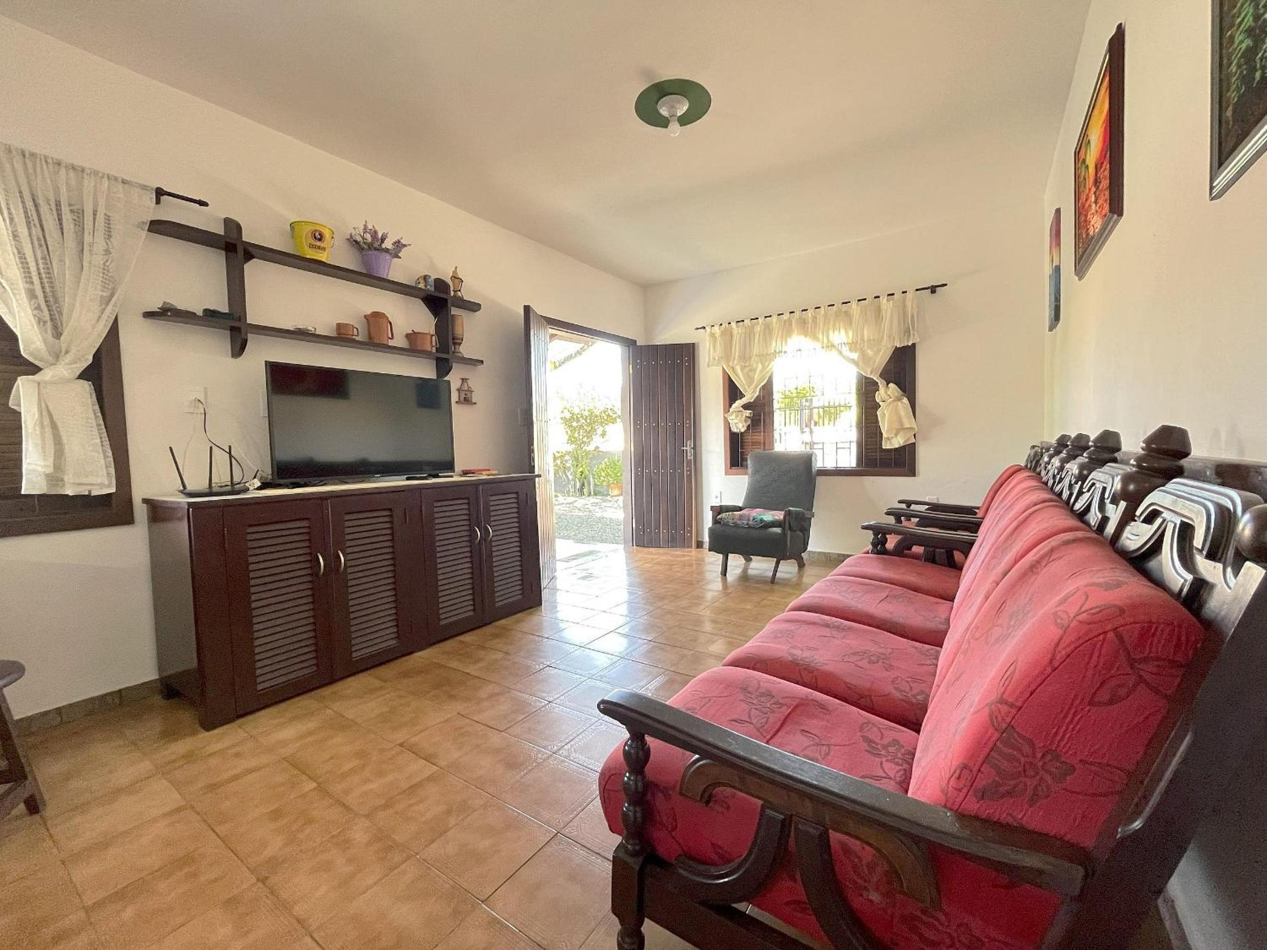 Five-Bedroom House photo 1