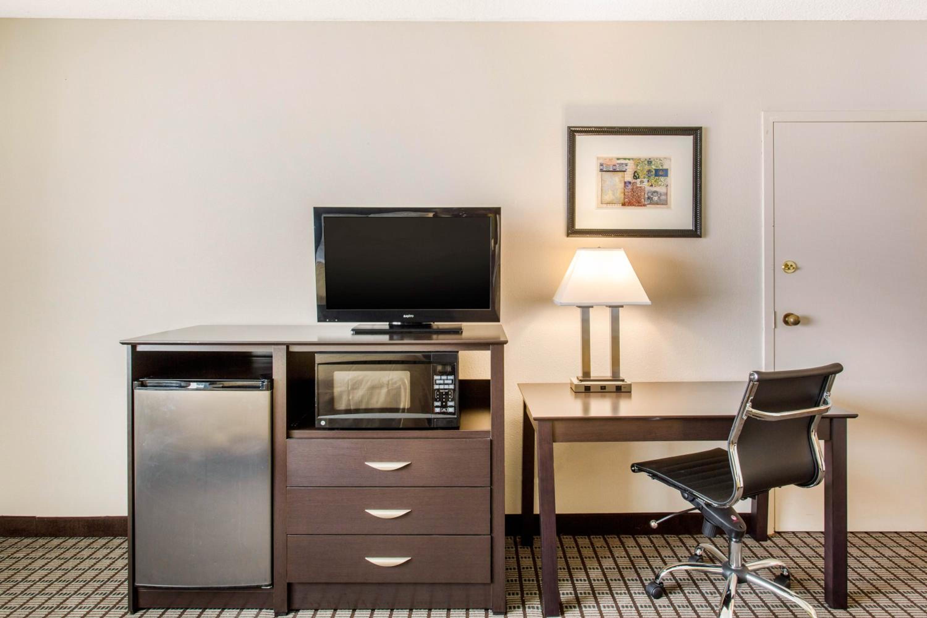 Quadruple Room with King Bed and Queen Bed - Non Smoking photo 2
