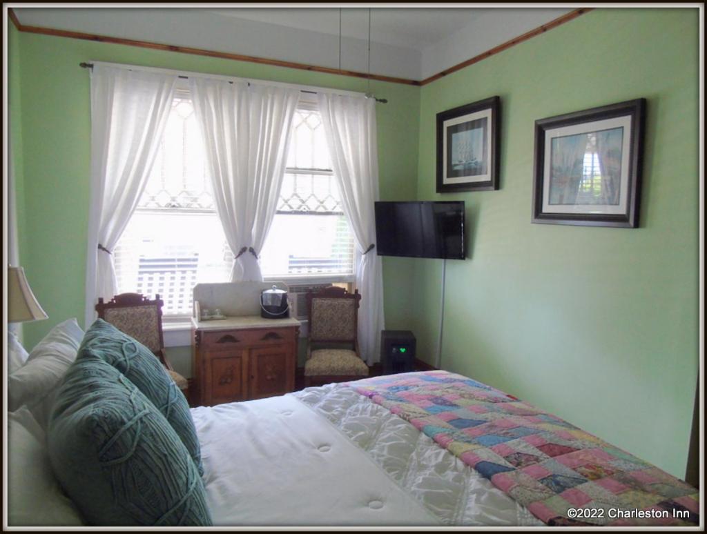 Deluxe Queen Suite
